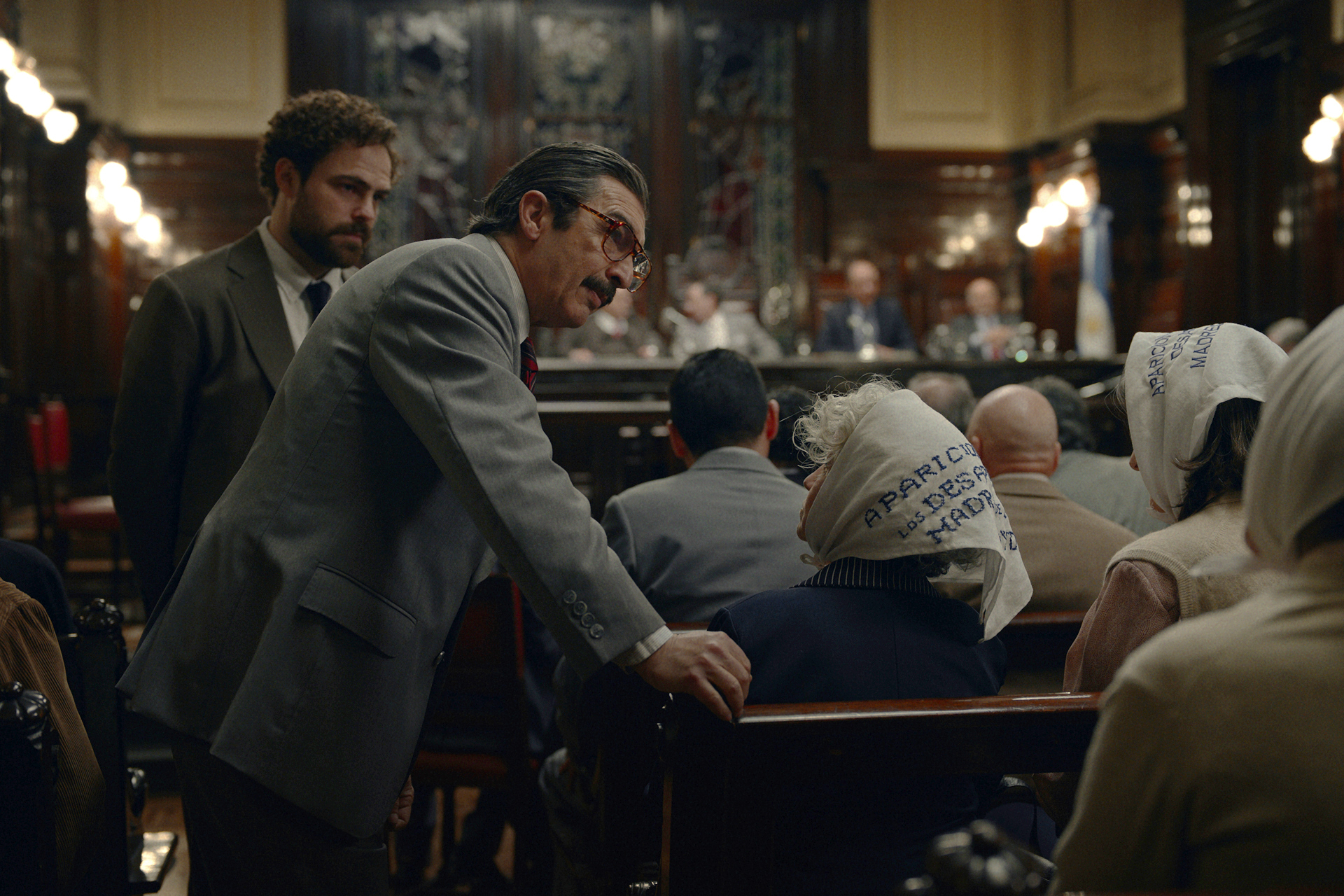 Peter Lanzani personifica a Luis Moreno Ocampo, y Ricardo Darín a Julio Strassera, en la película "Argentina 1985" (Amazon Studios vía AP)