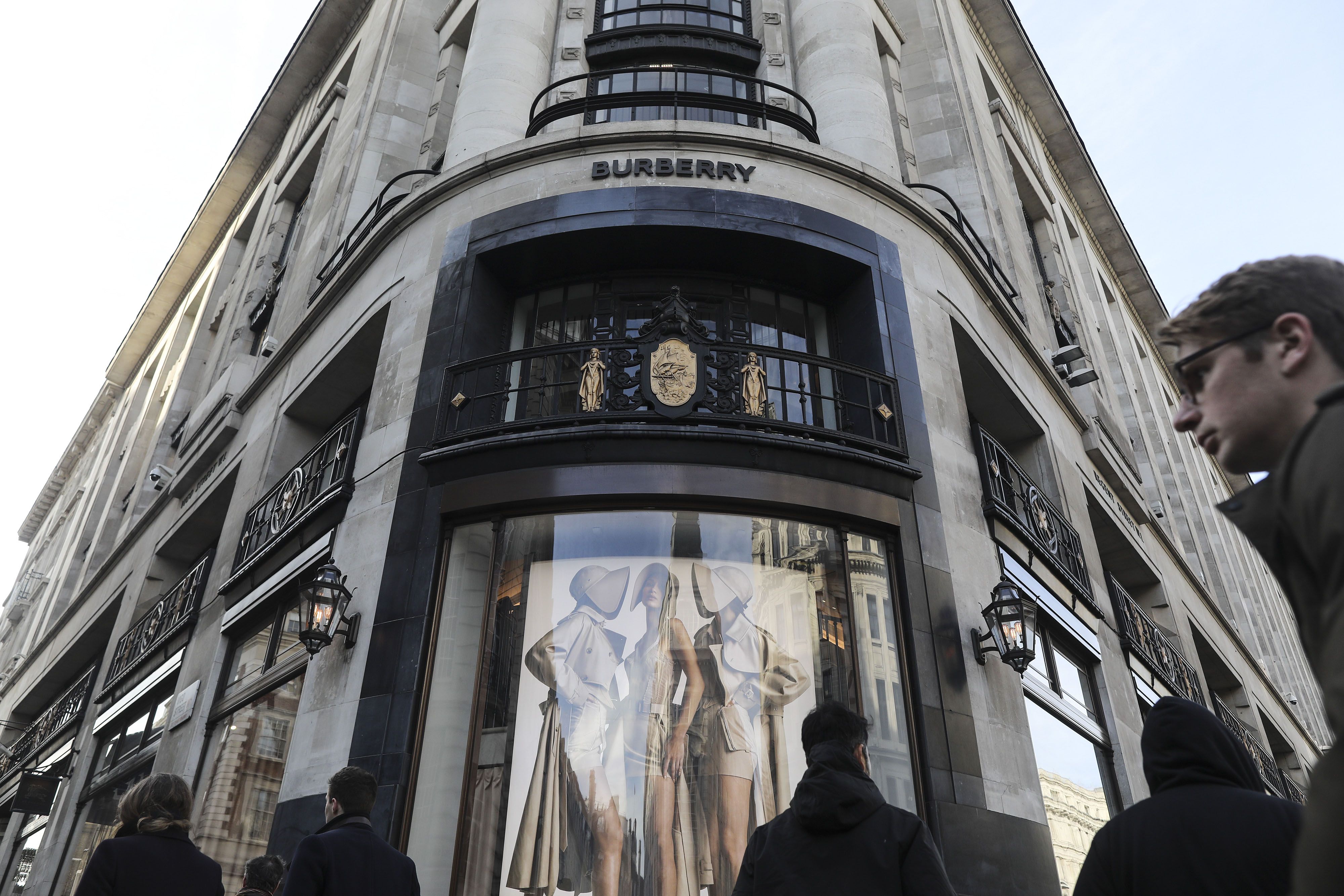 Burberry Sales Drop as New Lockdowns Keep Shoppers Home - Infobae