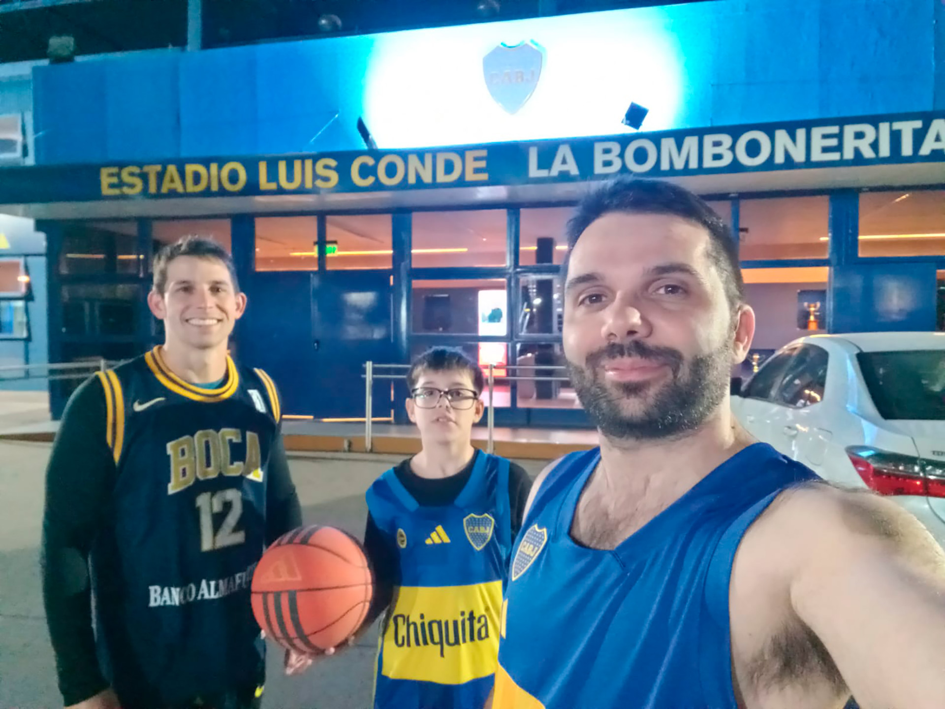 Un choque lo dejó al borde de la muerte, volvió a jugar tras ocho meses pero su club de la Premier League lo dejó libre: “Me fracturé el fémur en cuatro partes”
