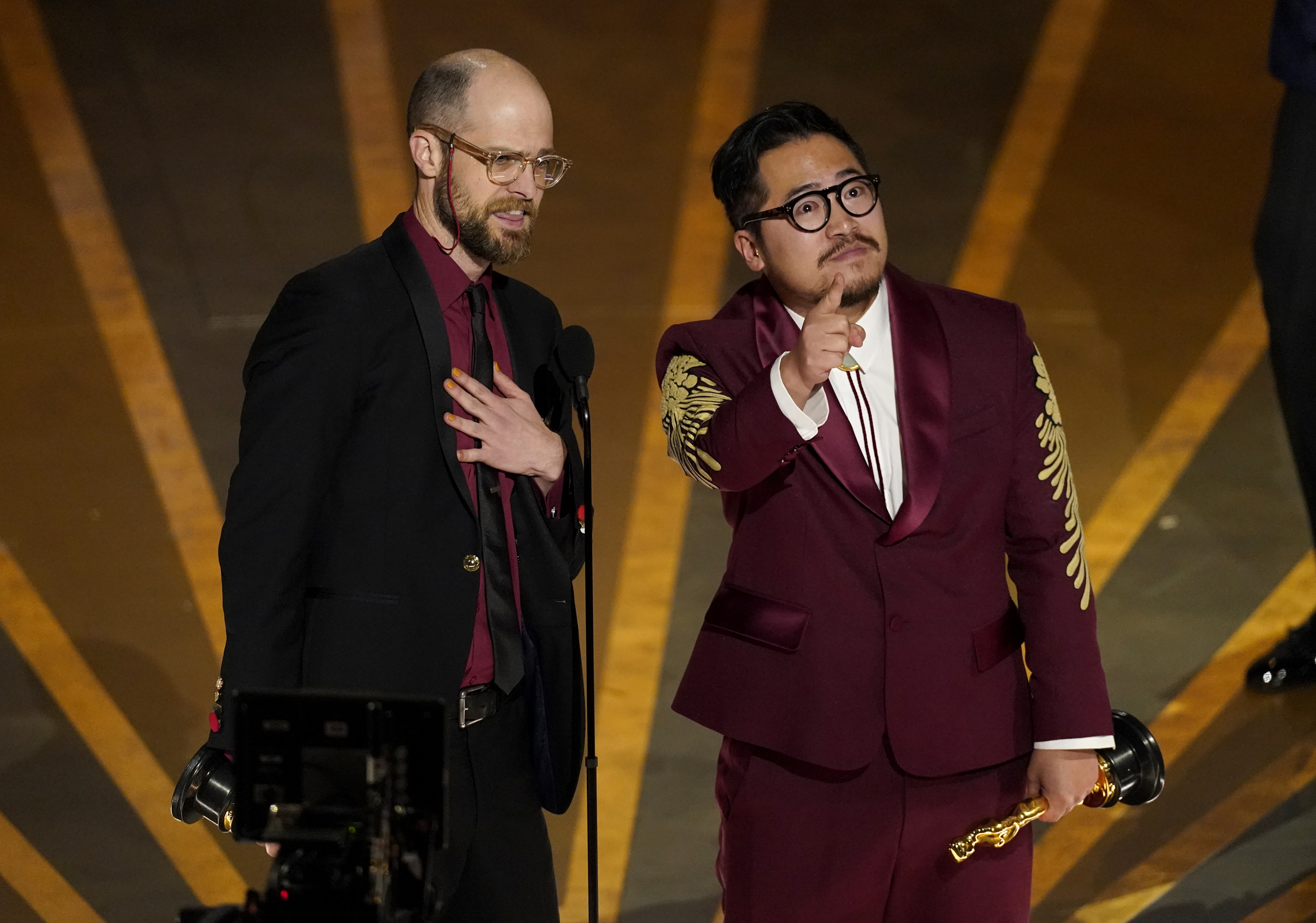 Daniel Scheinert (izquierda) y Daniel Kwan aceptan el Oscar por mejor dirección por "Everything Everywhere All at Once" (“Todo en todas partes al mismo tiempo”), el domingo 12 de marzo de 2023, en el Dolby Theatre de Los Ángeles. (AP Foto/Chris Pizzello)