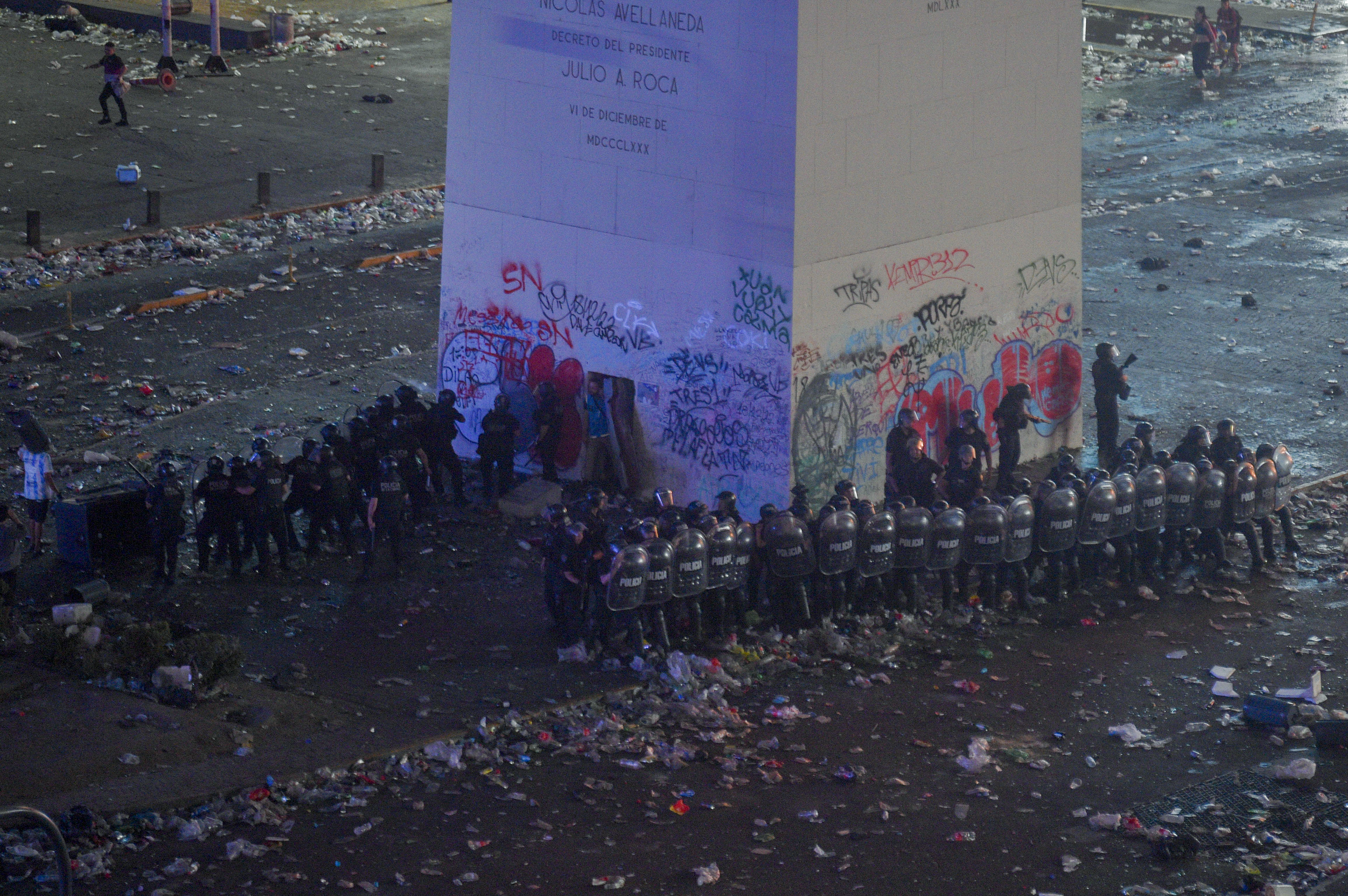 La Policía desaloja a los aficionados que permanecieron por horas frente al Obelisco (AP Foto/Gustavo Garello)