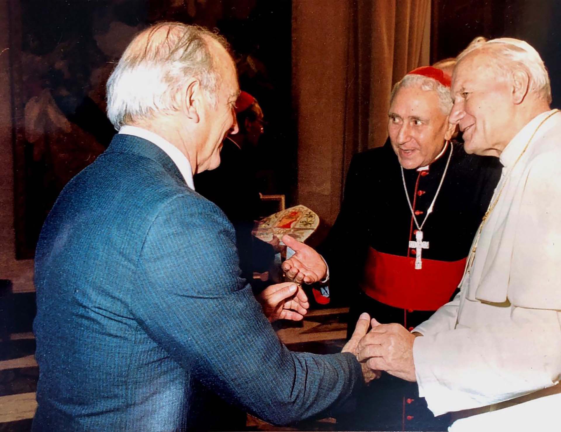 El Cardenal Pironio, san Juan Pablo II y el empresario Santiago Soldati en Roma (Foto: Acción Católica Argentina)
