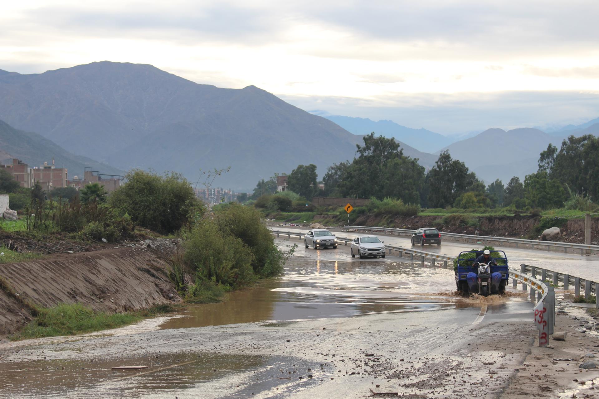 Numerosos han sido los distritos de Lima Metropolitana y regiones afectados por estas avalanchas de lodo, tras la activación de quebradas o desbordes de ríos.