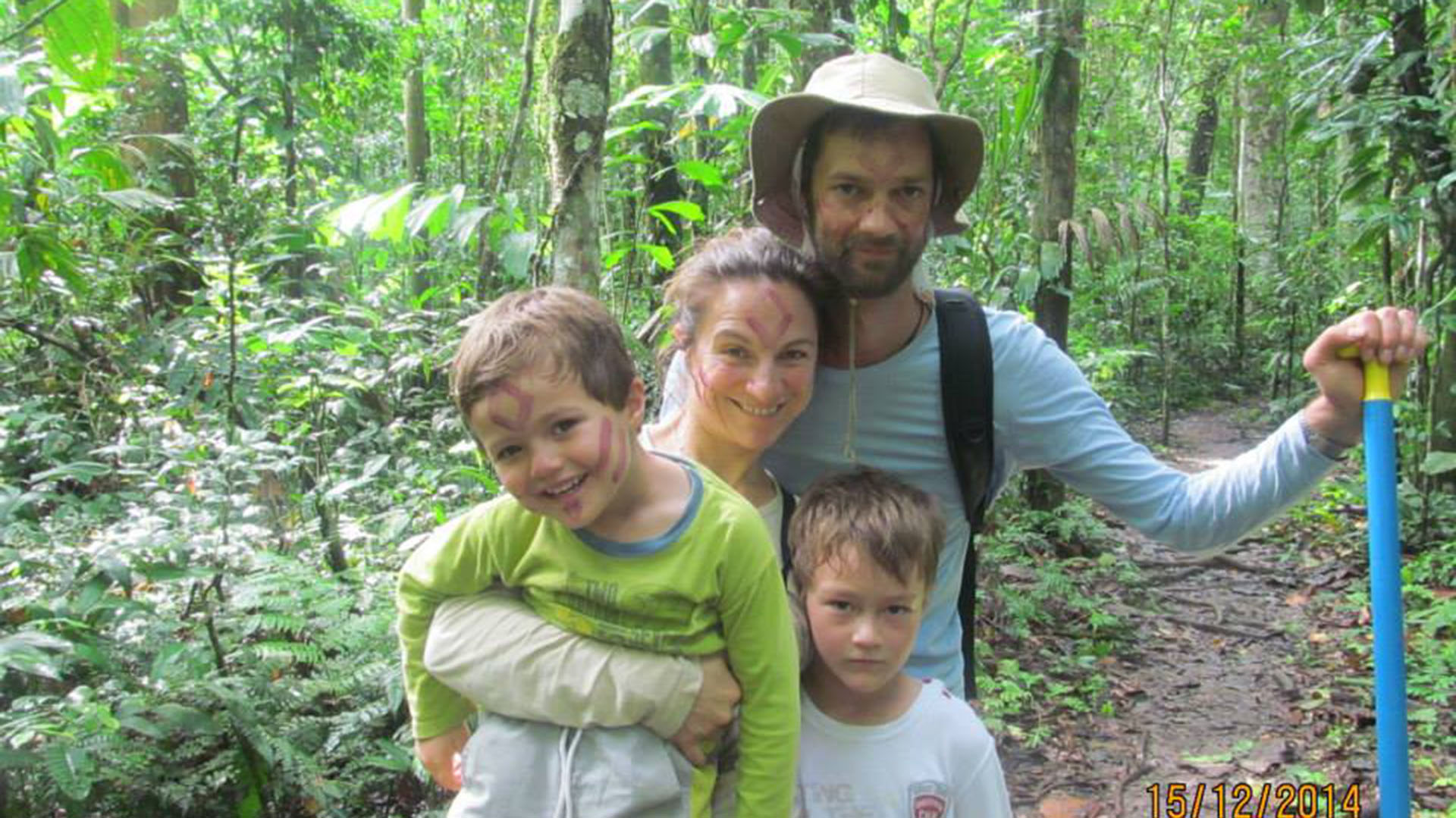 Gabriela y Daniel  con sus dos hijos Emiliano y Luciano en la selva Peruana durante uno de sus viajes a AmÃ©rica Latina