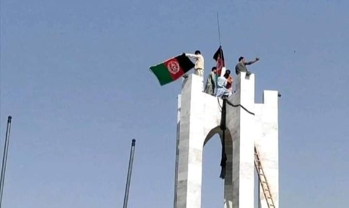 La manifestación a favor de la bandera afgana en Jalalabad (Foto: Twitter Pajhwok Afghan News/@pajhwok)