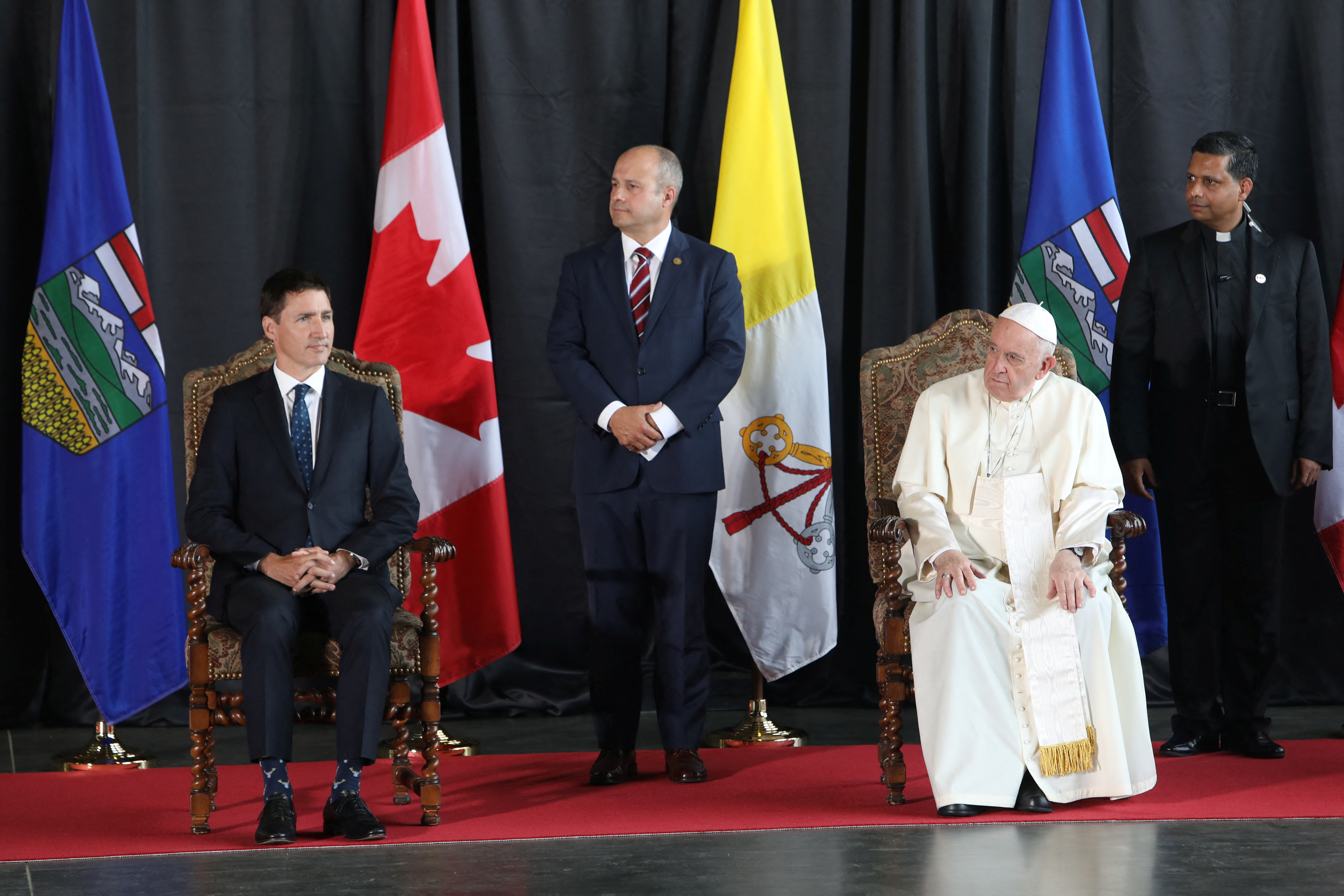 El papa Francisco y el primer ministro de Canadá, Justin Trudeau, participan de una ceremonia de bienvenida en el Aeropuerto Internacional de Edmonton (REUTERS/Amber Bracken)