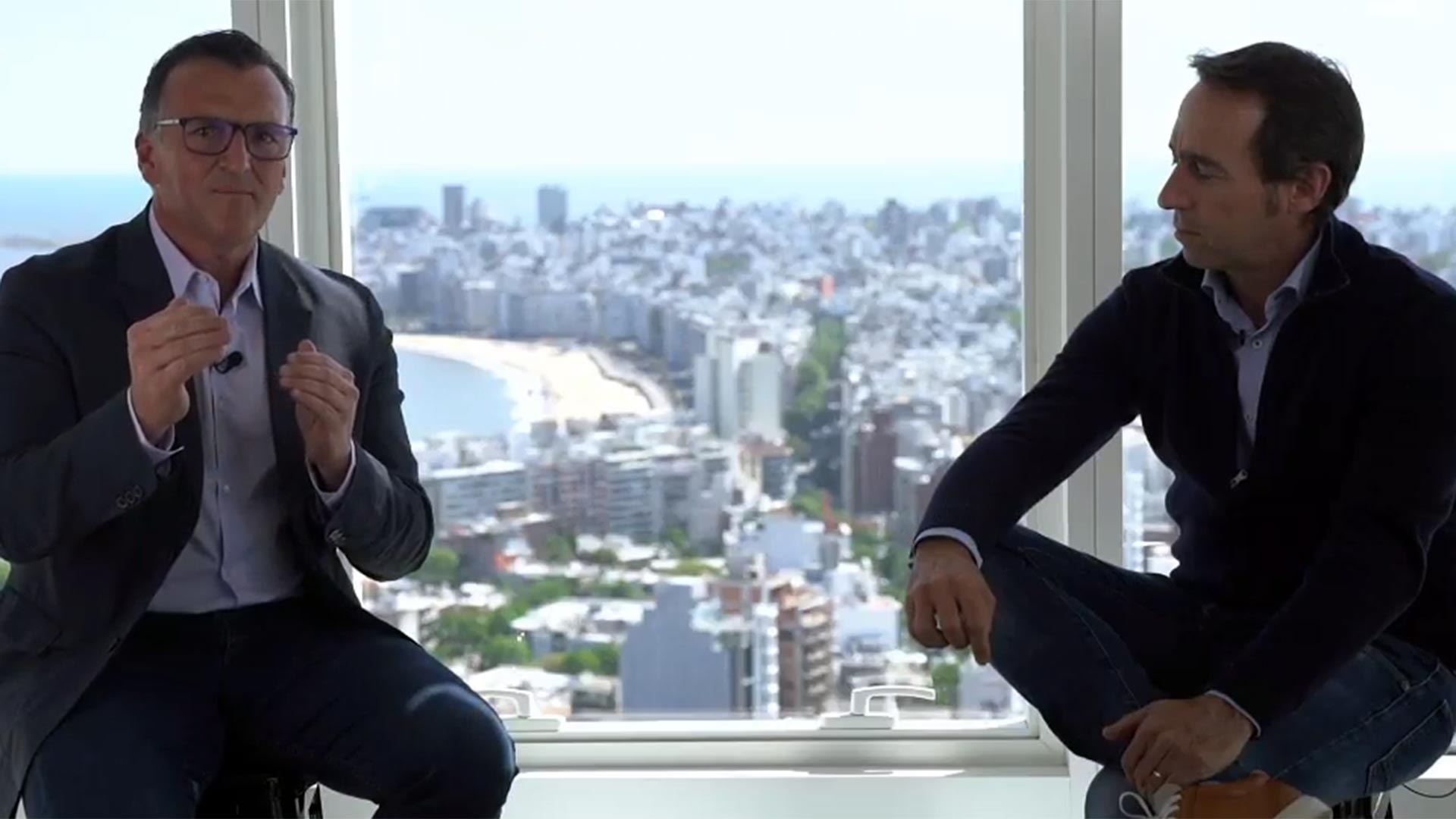 Marcos Galperin y Martín Migoya desde las oficinas de Mercado Libre en Uruguay