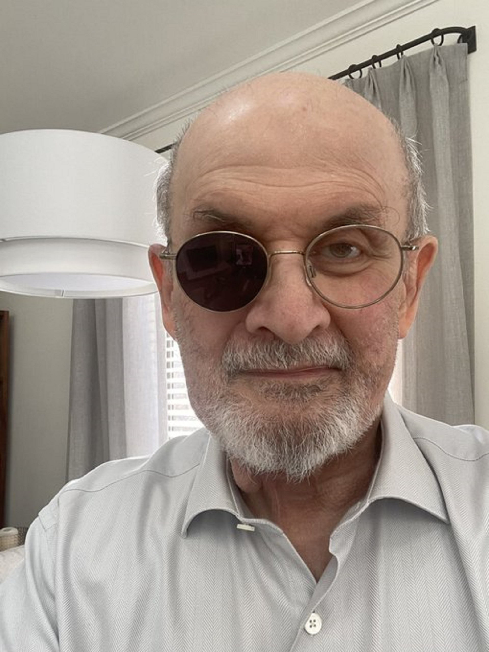 Con una selfie, Salman Rushdie mostró su “aspecto real” luego del ataque (Foto: Twitter)
