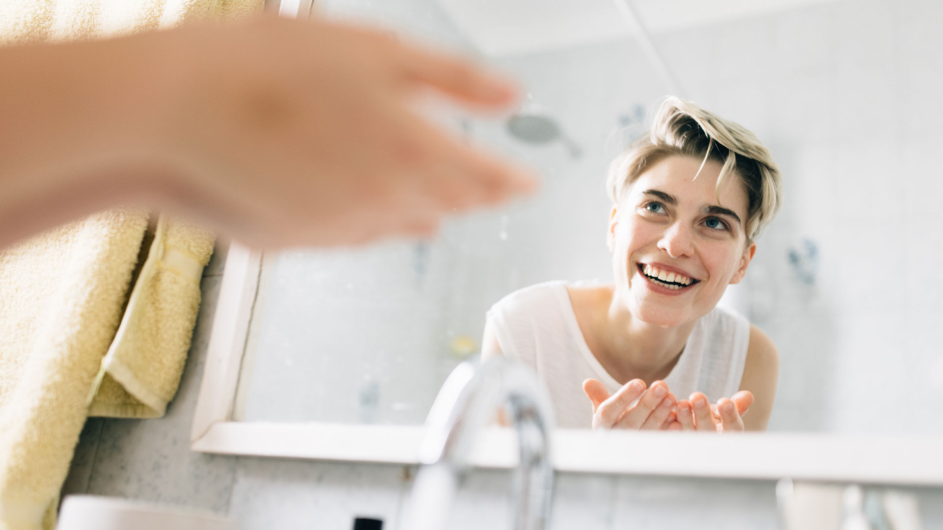 “Lavarse la cara ayuda a eliminar la suciedad, el maquillaje y la contaminación y repone la humedad de la piel” (Getty Images)