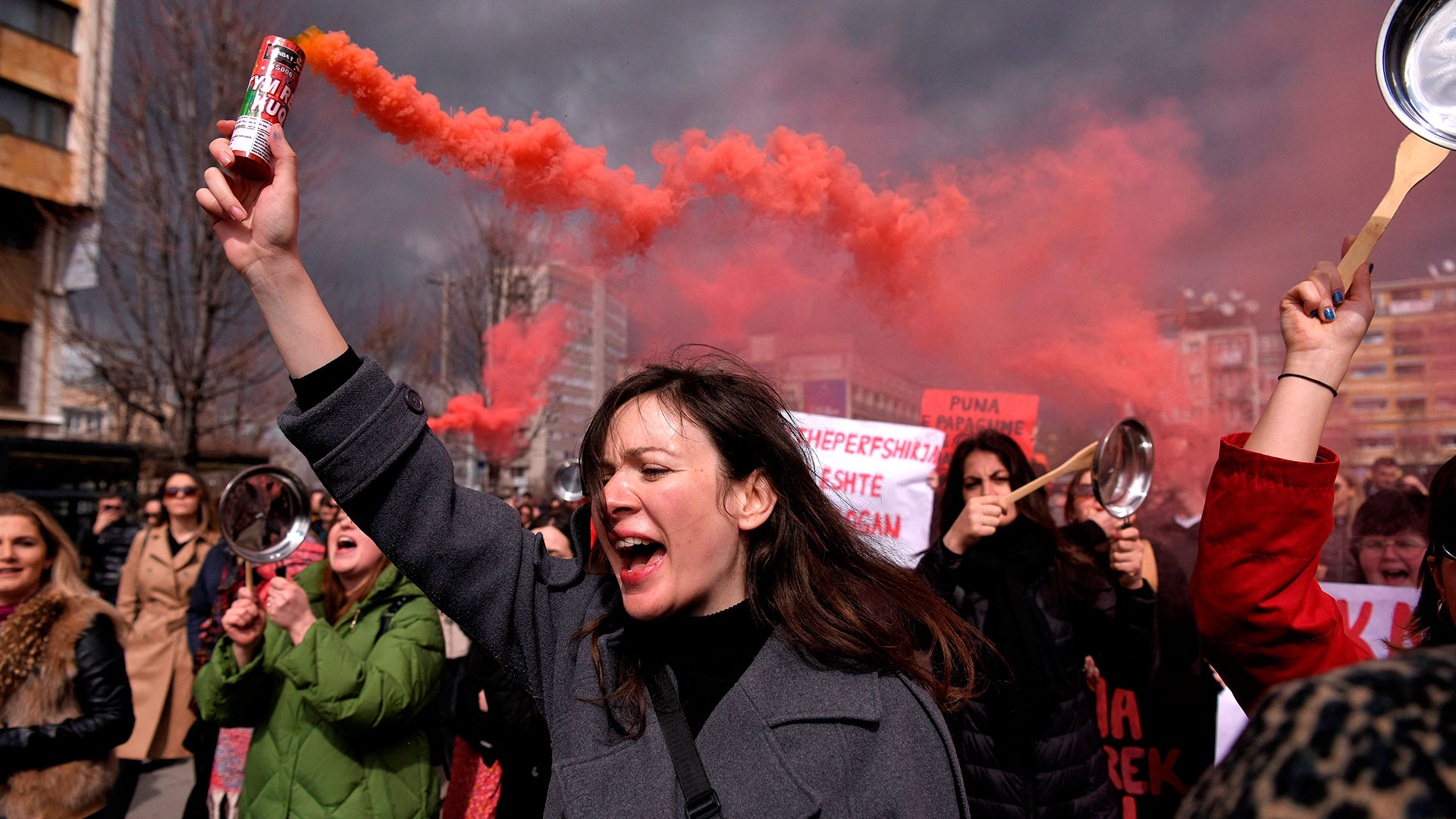 Las mujeres participan en una manifestación por la igualdad de género y contra la violencia hacia las mujeres con motivo del Día Internacional de la Mujer en Pristina, Kosovo.
