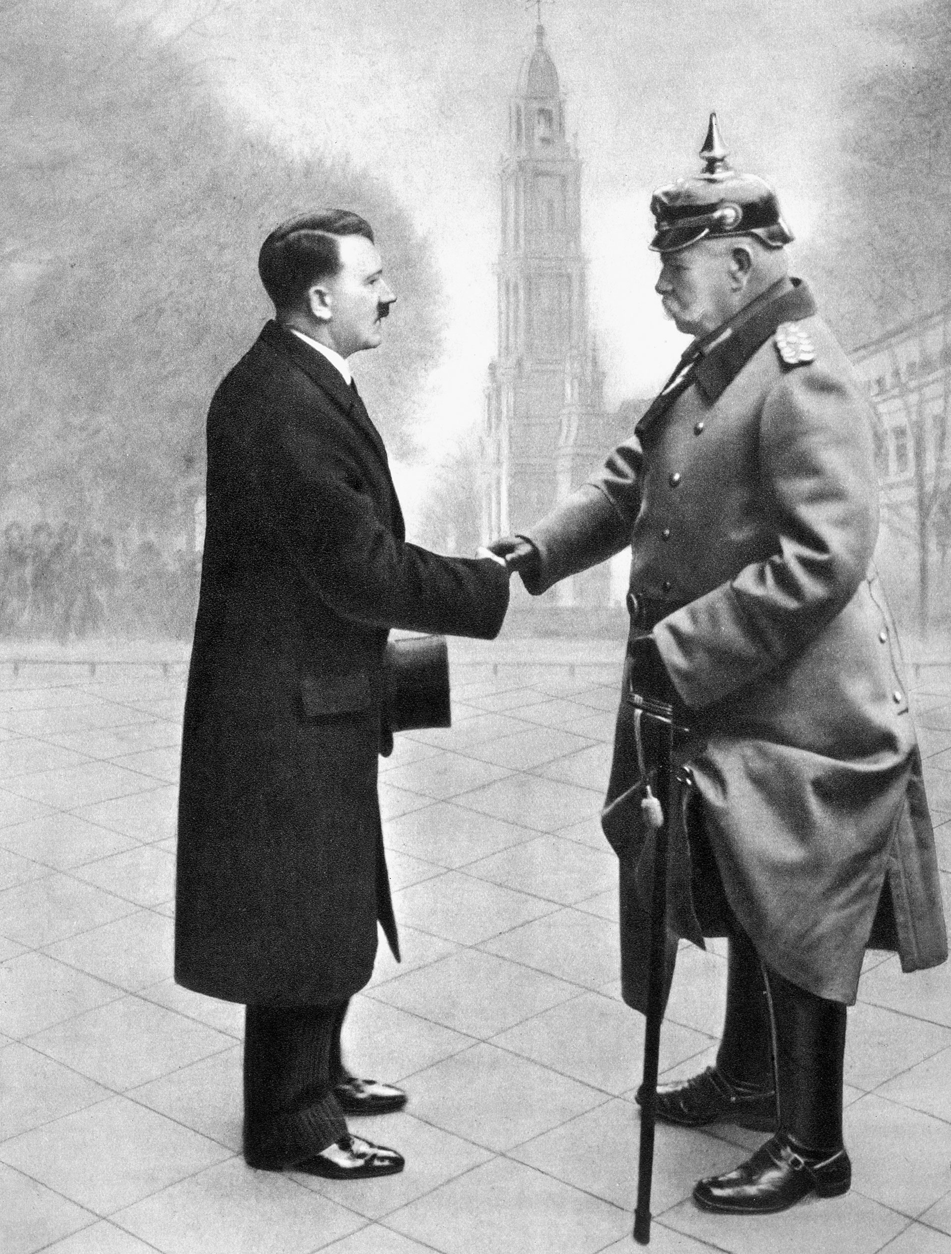 Hitler y Hindenburg se saludan en público. Hitler tomó el poder y rápidamente dejó de lado a los aliados que lo habían hecho llegar hasta ahí y abandonó la institucionalidad (Getty)