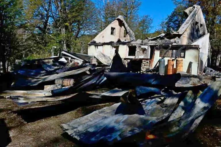  En la madrugada del Día de la Diversidad Cultural, en 2014, un incendio intencional destruyó el refugio  Juan J. Neumeyer, del Club Andino Bariloche (CAB) en el Valle del Challhuaco. 