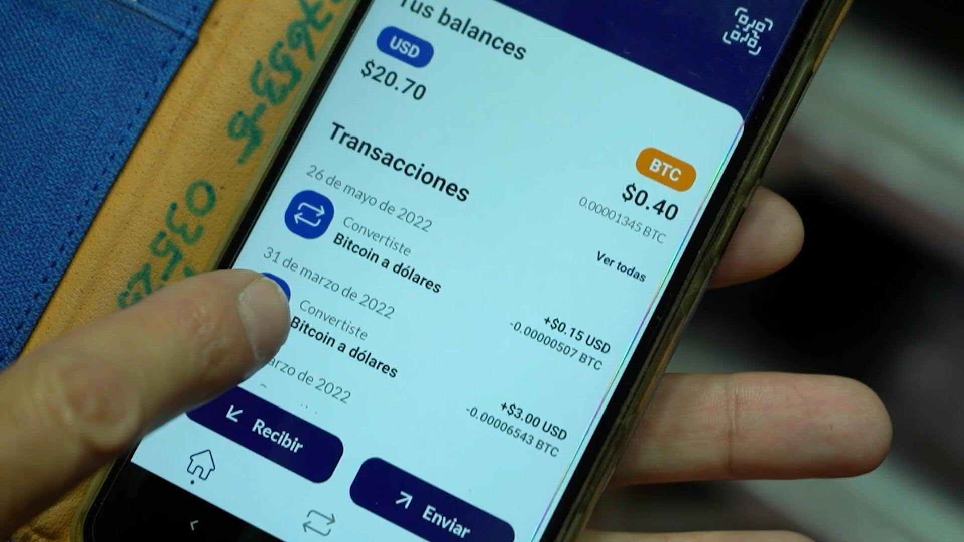 Salvadoreños sortean caída de bitcóin pasándose a dólares, pero esperan  repunte - Infobae