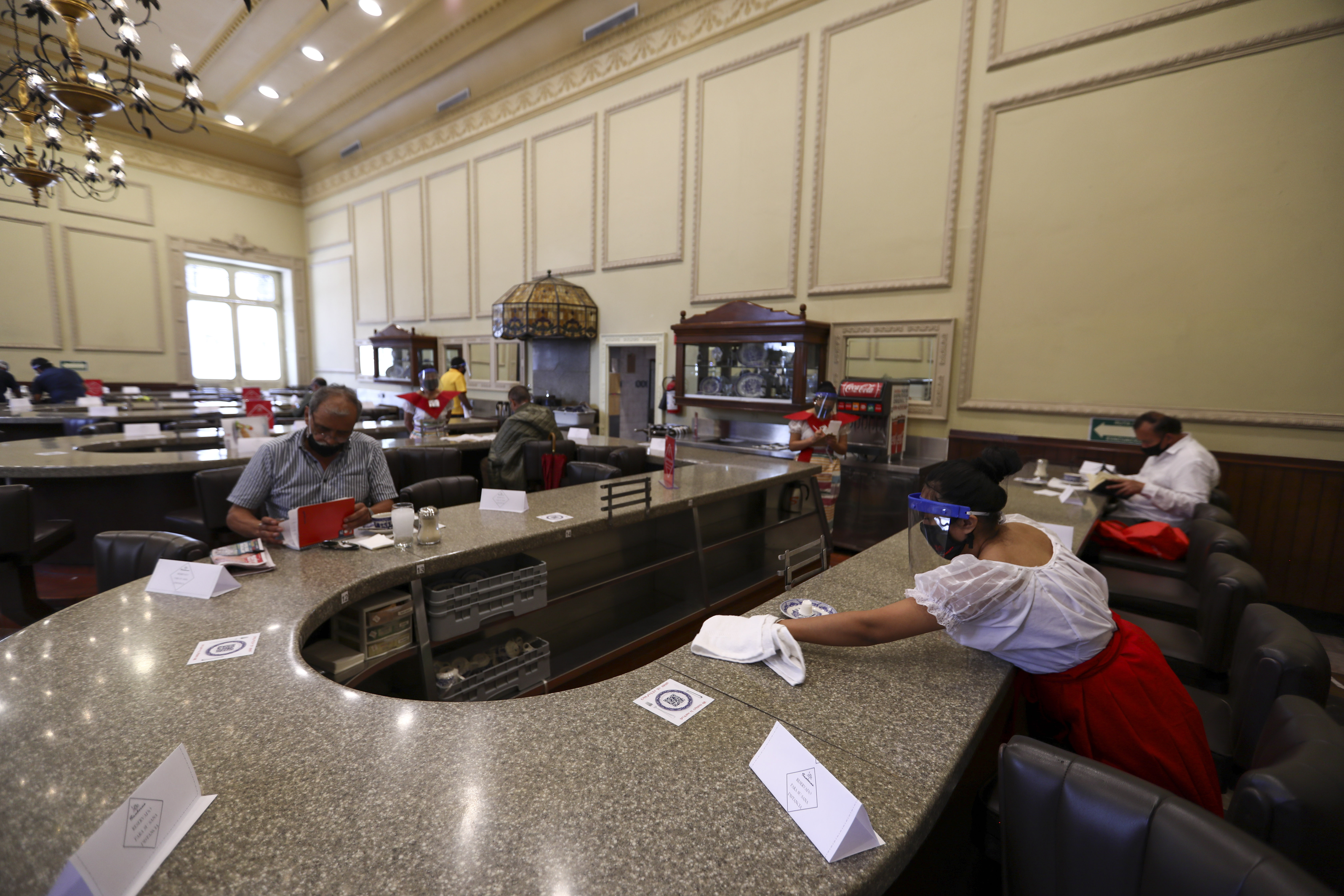 Una camarera del emblemático restaurante