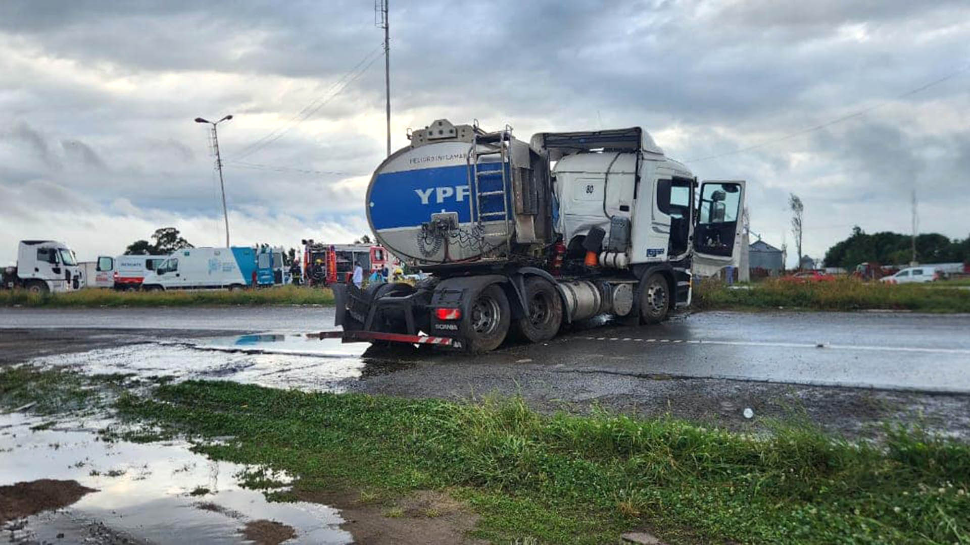 Tragedia en Carmen de Areco: murieron 4 policías en un choque entre un  camión cisterna y una combi - Infobae