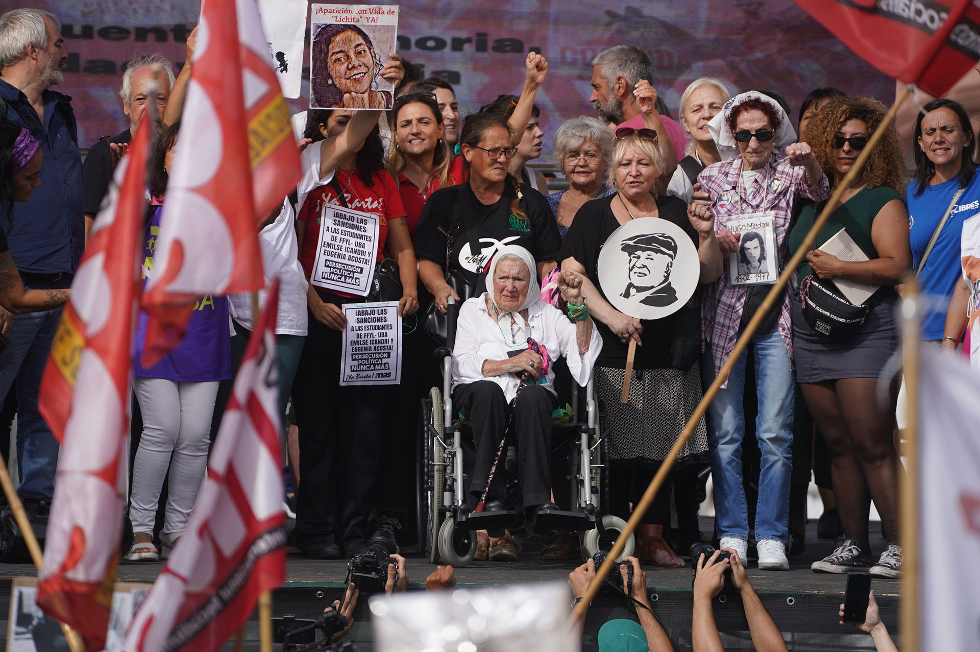 Nora Cortiñas, fundadora de Madres de Plaza de Mayo, en el escenario principal junto a otras organizaciones  de Derechos Humanos 