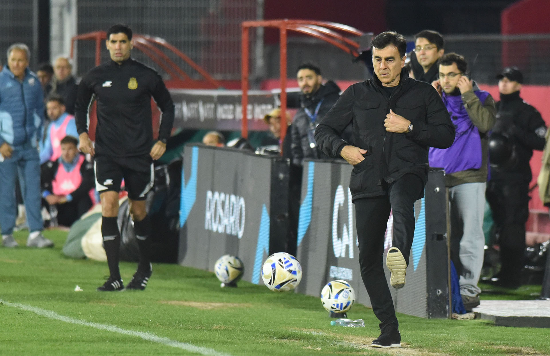 Gustavo Quinteros dejar&aacute; de ser el entrenador de Independiente tras la categ&oacute;rica derrota ante Atl&eacute;tico Tucum&aacute;n