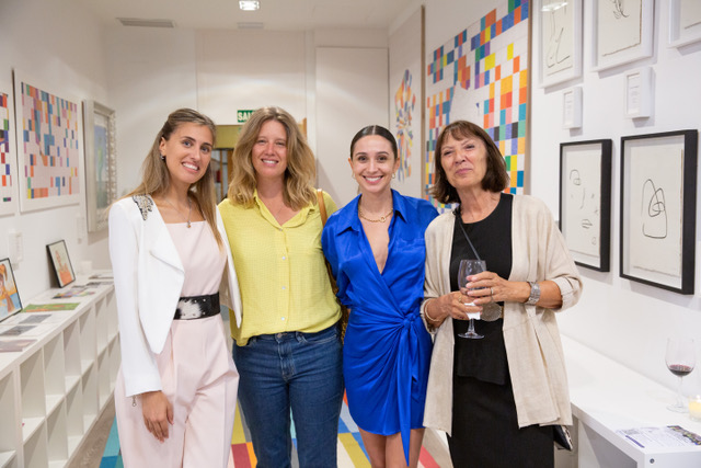 Agustina Falcone junto a las artistas plásticas: la española Rosa Ibañez Martín Pirán, Antonella Aiusso y la francesa Michelle Carrandie