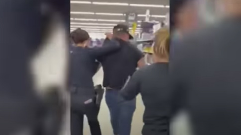 Pelearon por un PlayStation 5 en un supermercado de Miami. Familia colombiana arrestada y el padre a punto de ser deportado