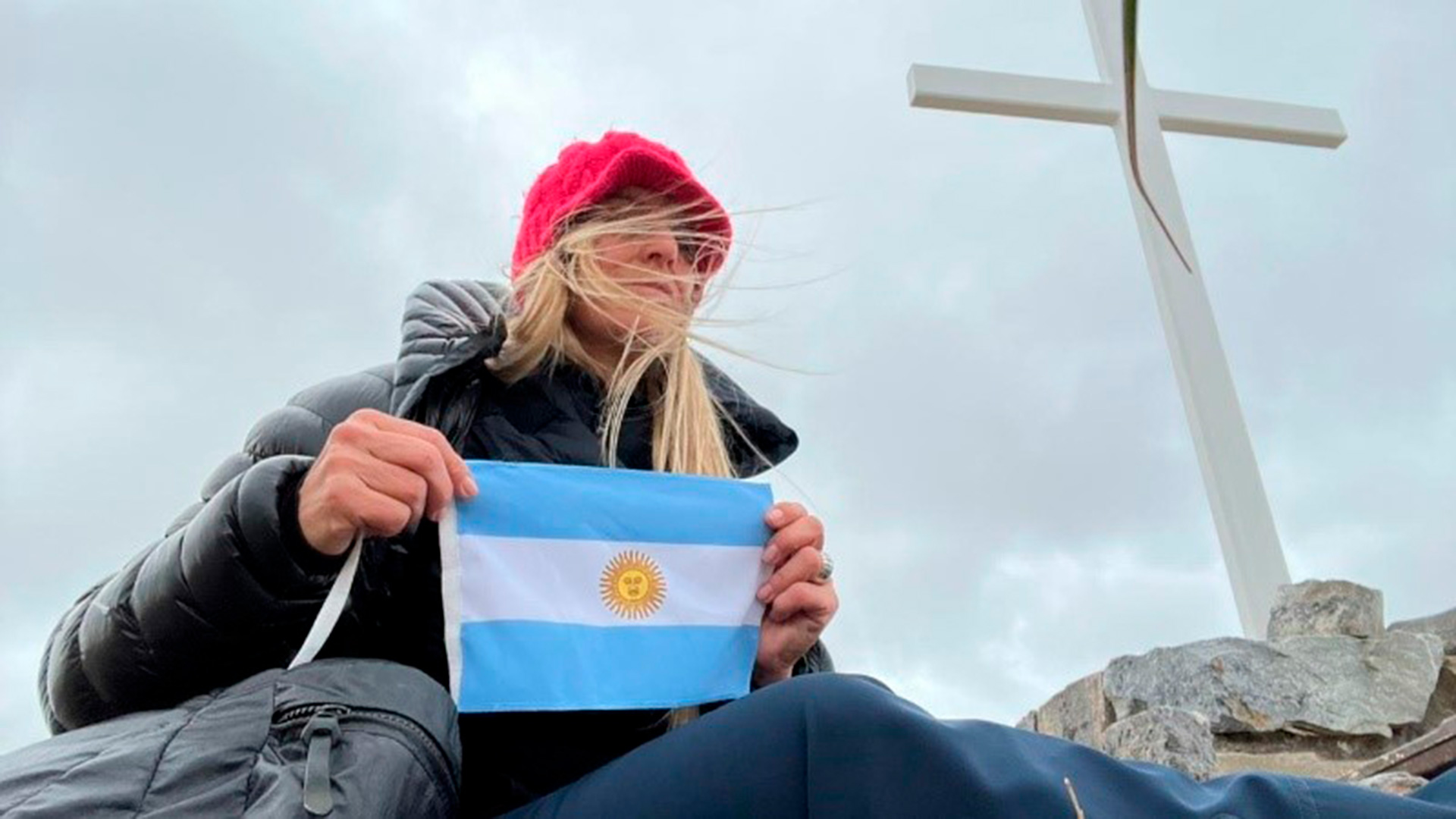 La docente que corrió una maratón en Malvinas y participó en un puente radial con la Antártida