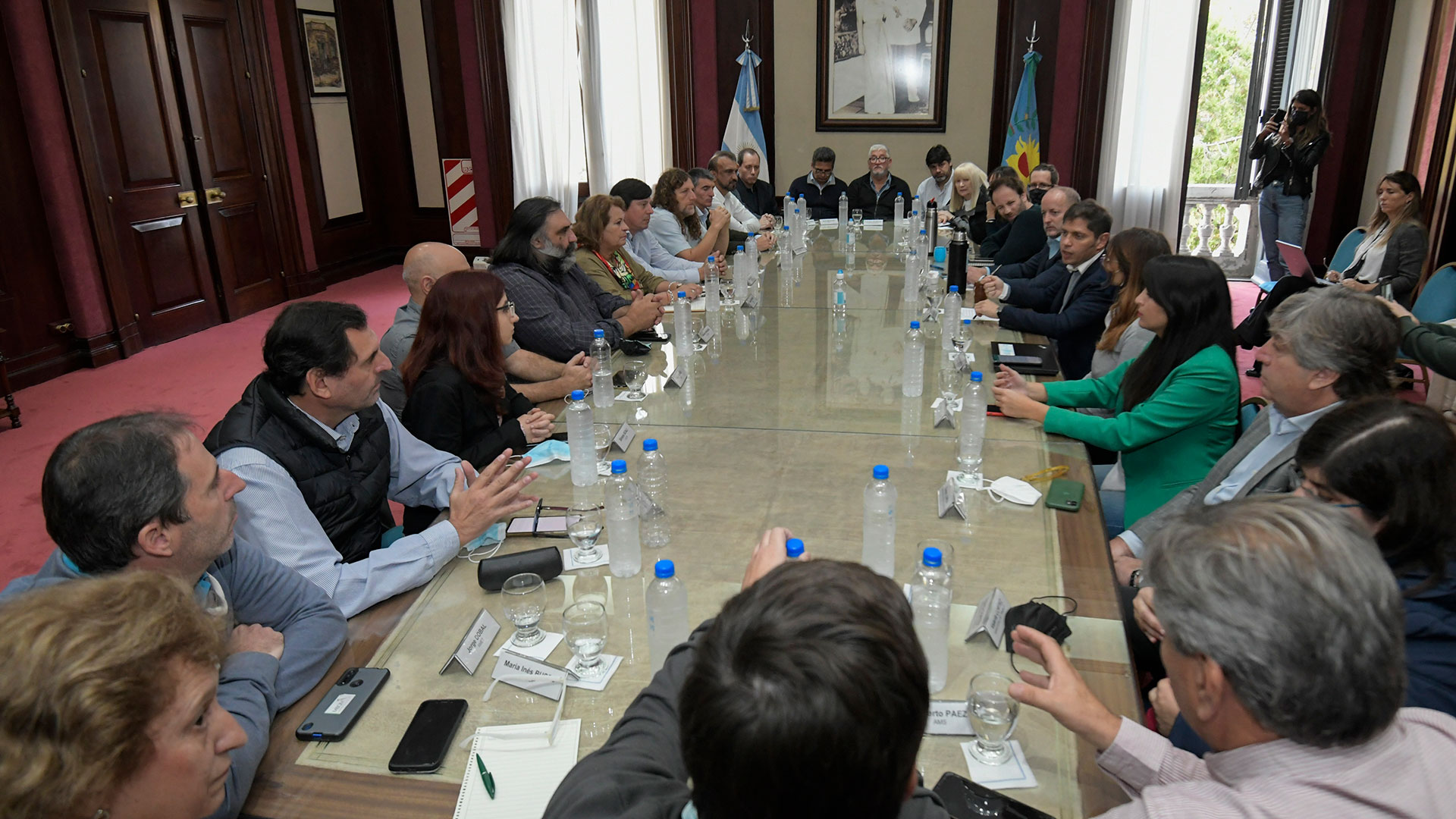 El gobernador Axel Kicillof cerró un acuerdo salarial del 90% con los gremios estatales bonaerenses