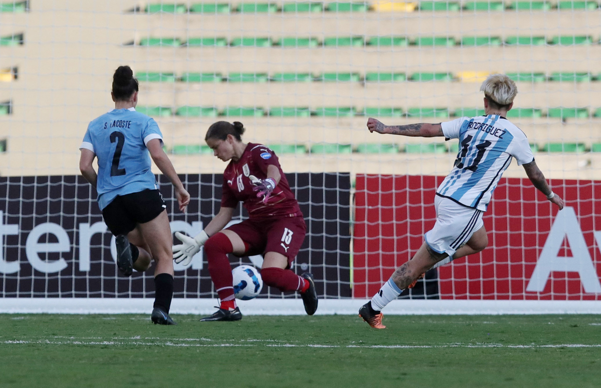 Yamila Rodriguez fullfører sitt personlige hat-trick da Argentina vinner (REUTERS / Amanda Perobelli)