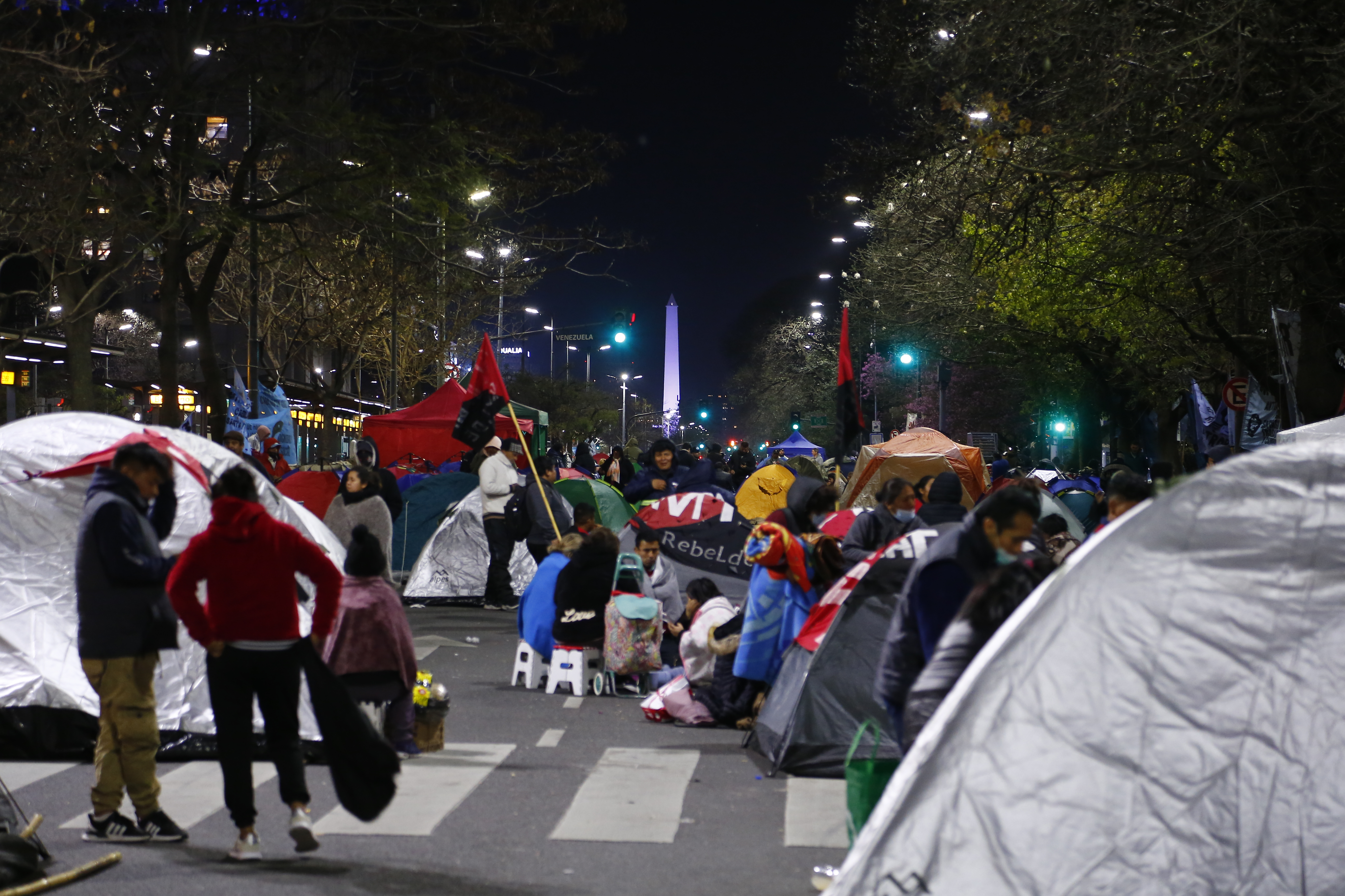 Los piqueteros acamparon durante tres días frente al Ministerio de Desarrollo Social (Crédito: Luciano Gonzales)