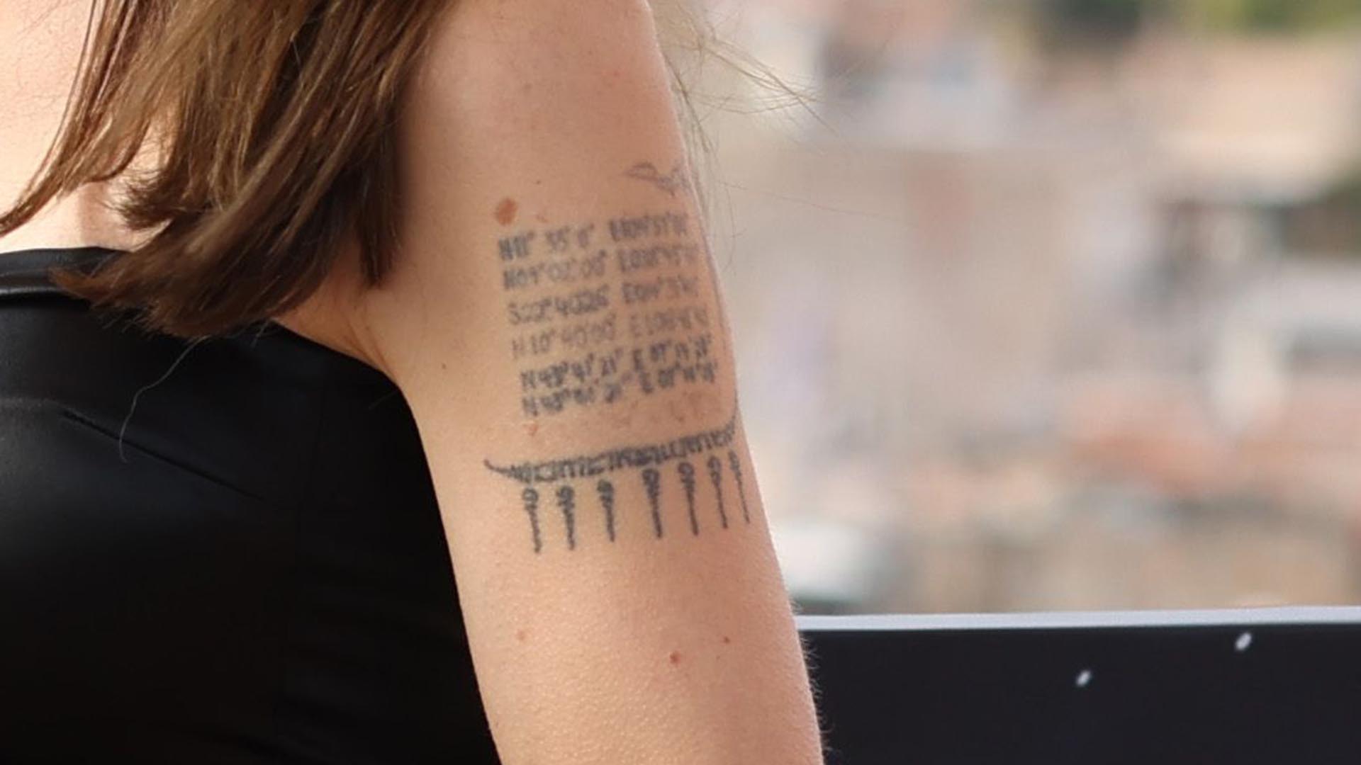Angelina borró el tatuaje que le había dedicado al actor Brad Pitt en su brazo izquierdo (Photo by Vittorio Zunino Celotto/Getty Images)