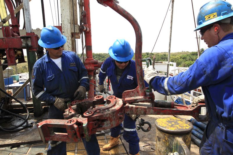 Foto de archivo. Empleados trabajan  junto a las tuberías de excavación de petróleo en el campo Rubiales, en el departamento del Meta, Colombia. 23 de enero, 2013. REUTERS/José Miguel Gómez