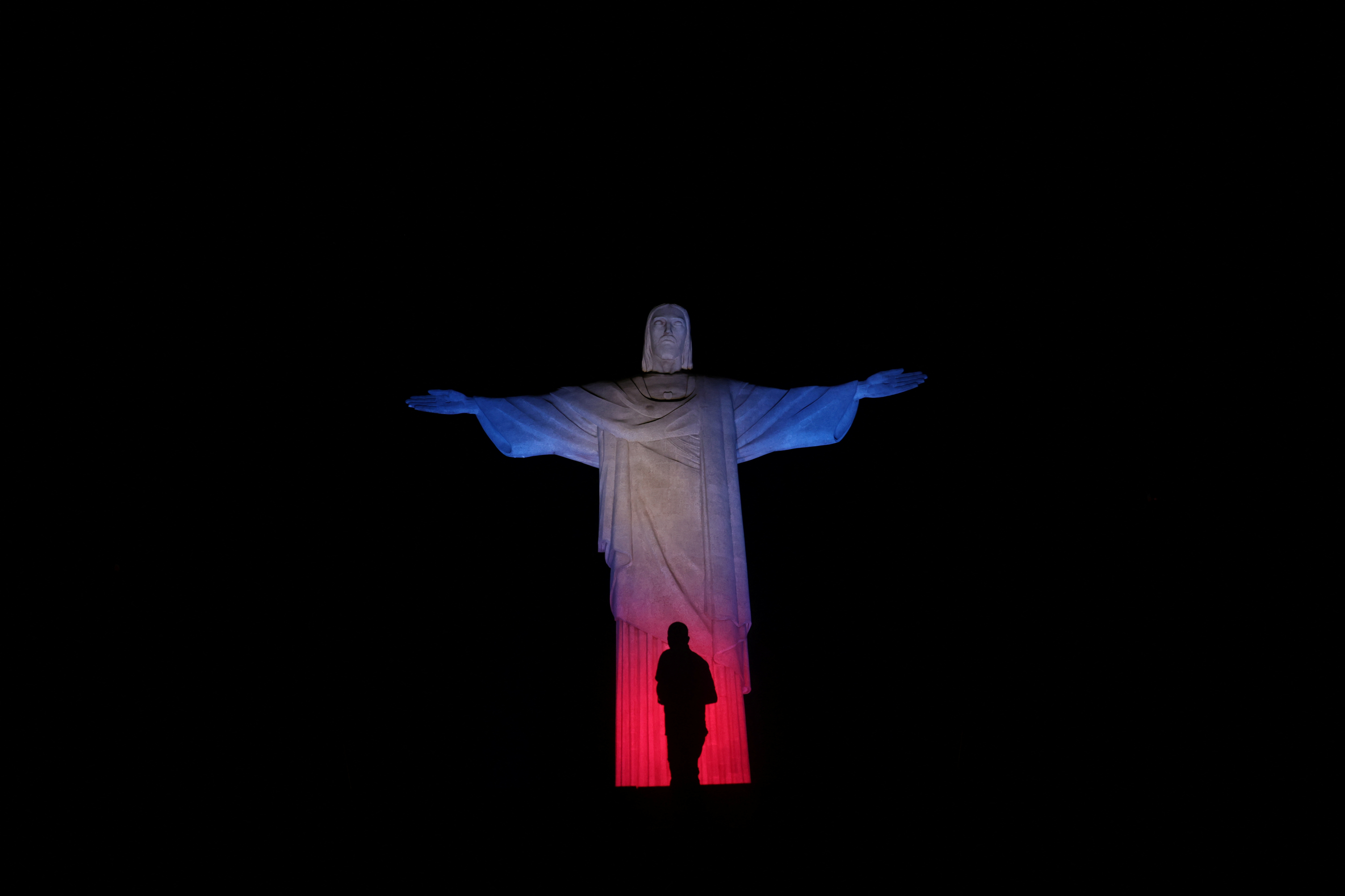 El Cristo Redentor se iluminó con los colores de la bandera del Reino Unido, después de que el gobierno de Brasil decretara tres días de luto tras la muerte de la reina Isabel II