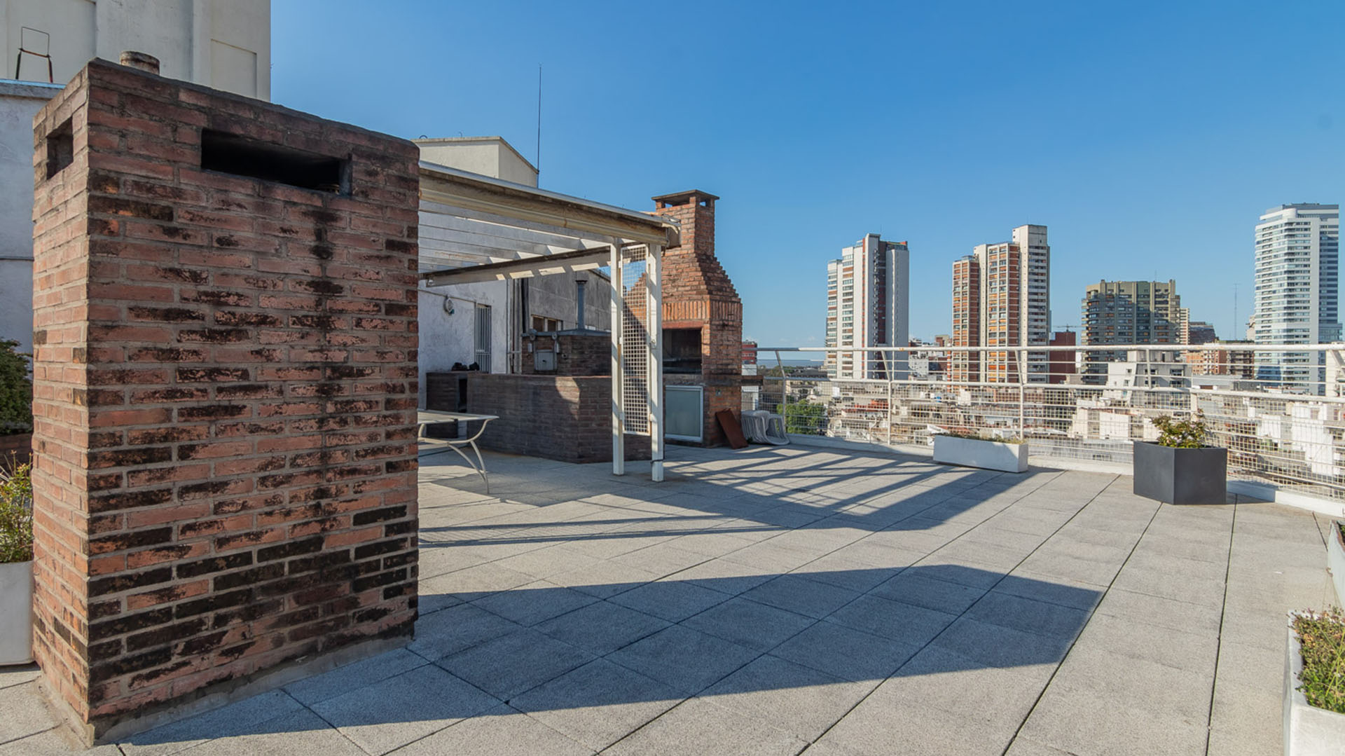 La terraza del dúplex tiene vistas de 360 grados hacia la ciudad