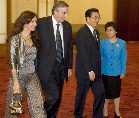 Néstor Kirchner y su esposa son recibidos por el presidente de China Hu Jintao y su mujer, Liu Yongping, en Beijing durante la visita del presidente argentino, el 28 de junio de 2004 (Photo by EPA/Shutterstock)