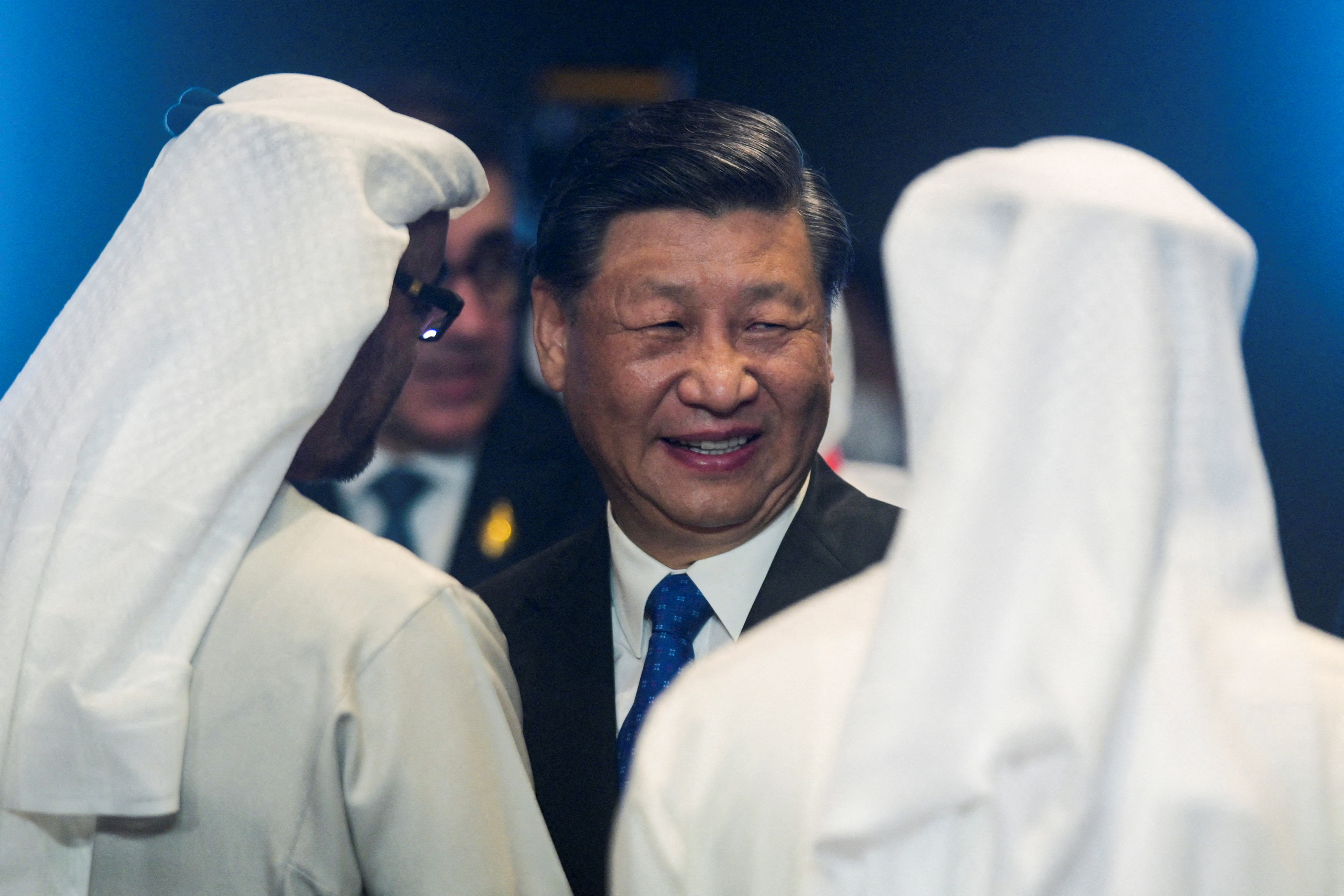 Xi habla con el presidente de los Emiratos Árabes Unidos Mohamed bin Zayed Al-Nahyan (BAY ISMOYOvia REUTERS)