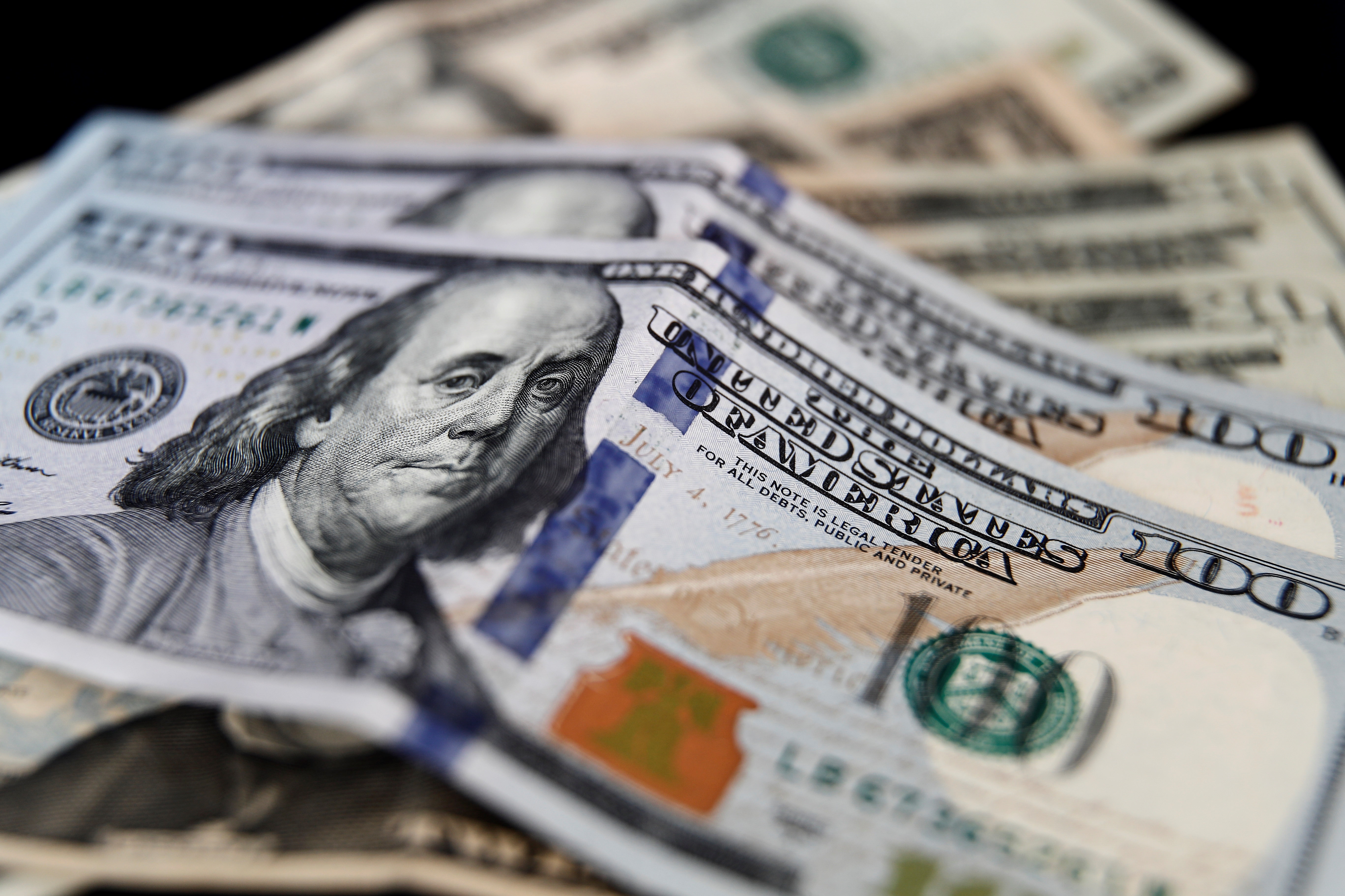 El dólar paralelo alcanzó un récord de $195 el 23 de octubre. (EFE)
