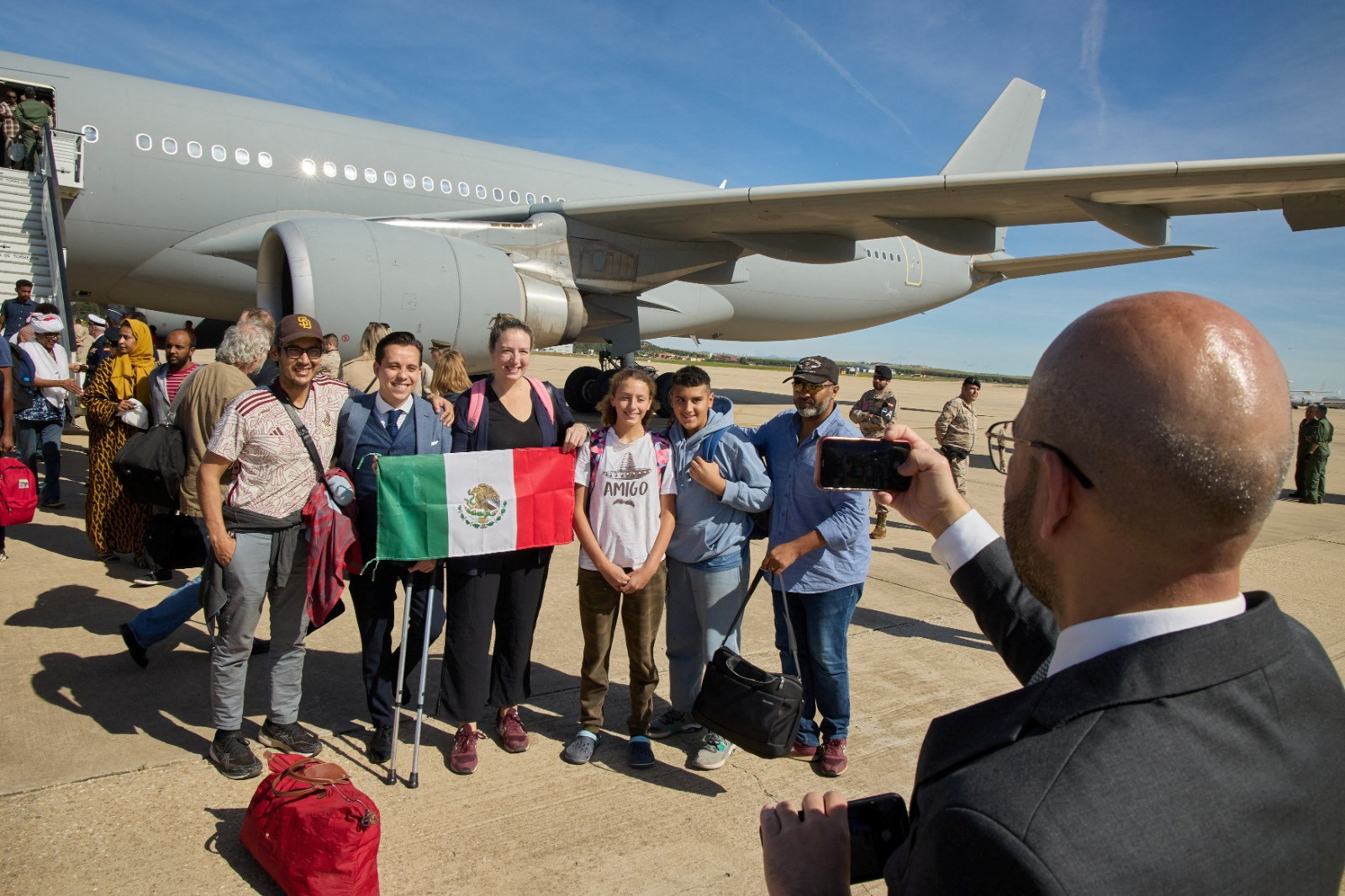 Varios ciudadanos mexicanos también viajaron a Madrid tras ser evacuados de Sudán, país que atraviesa una guerra civil desde el 15 de abril. REUTERS 
