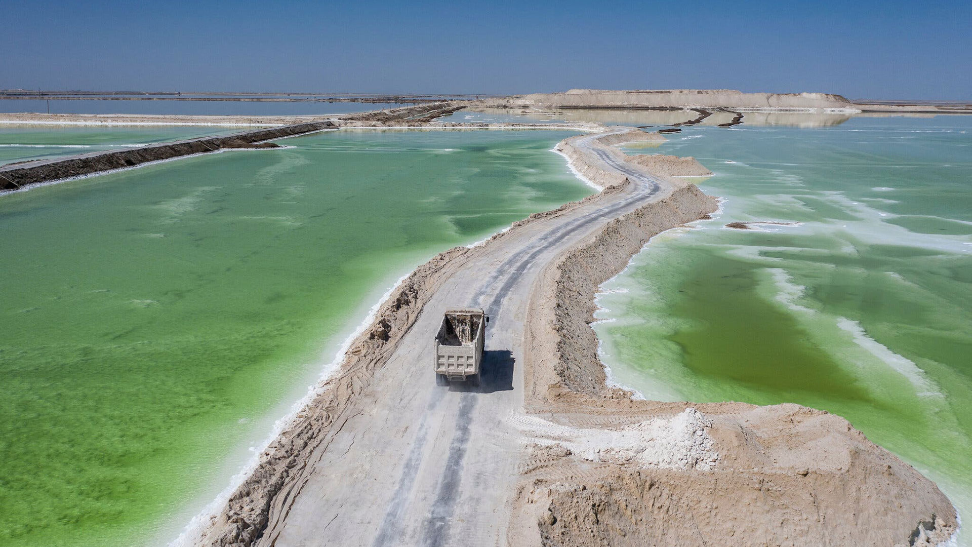 El lago salado de Chaerhan en Golmud, China, donde se procesa salmuera para extraer litio y otros minerales (foto: Qilai Shen para The New York Times)