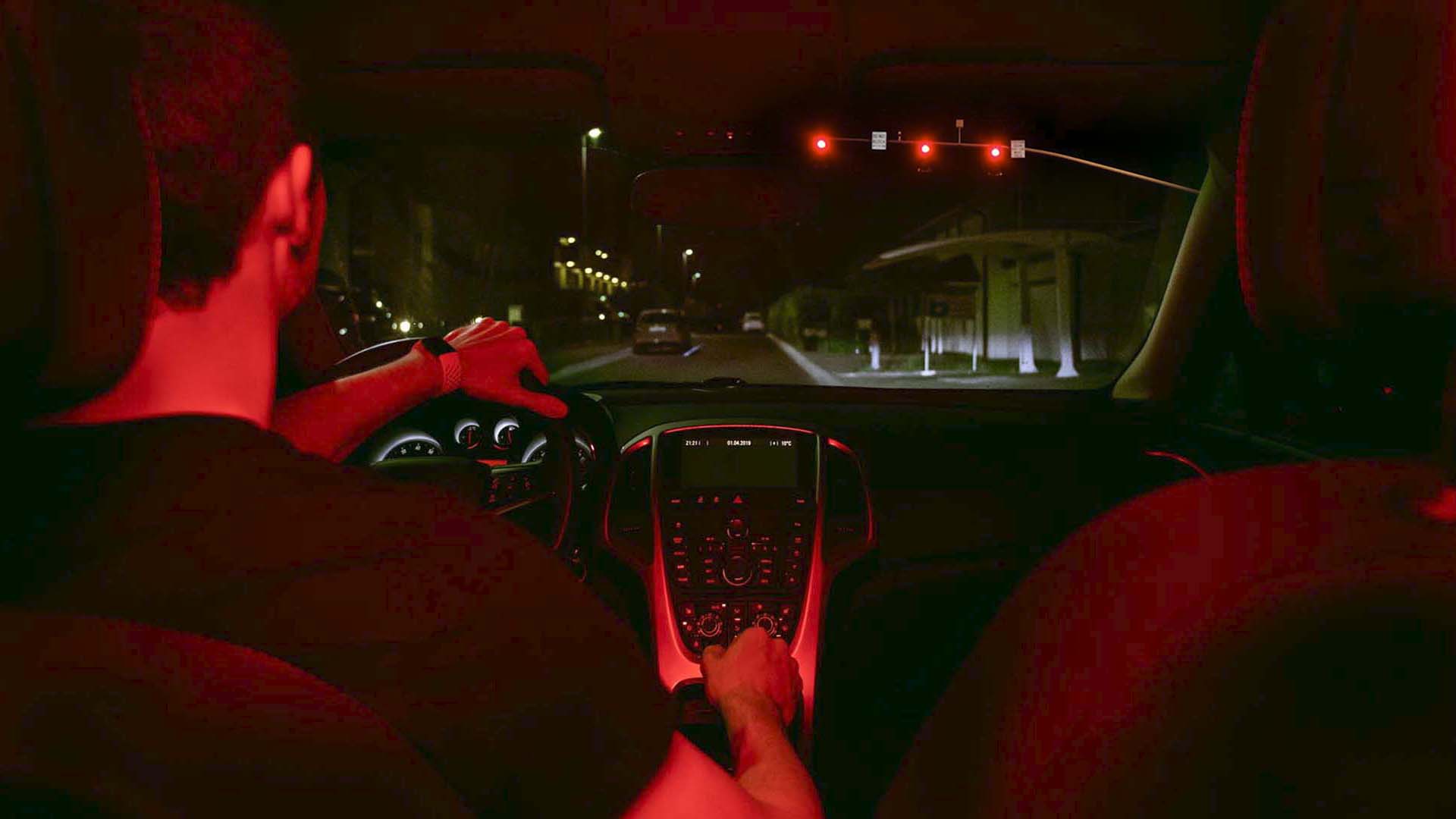 El sistema patentado por Porsche no detiene el automóvil, sino solamente alerta de una luz roja próxima