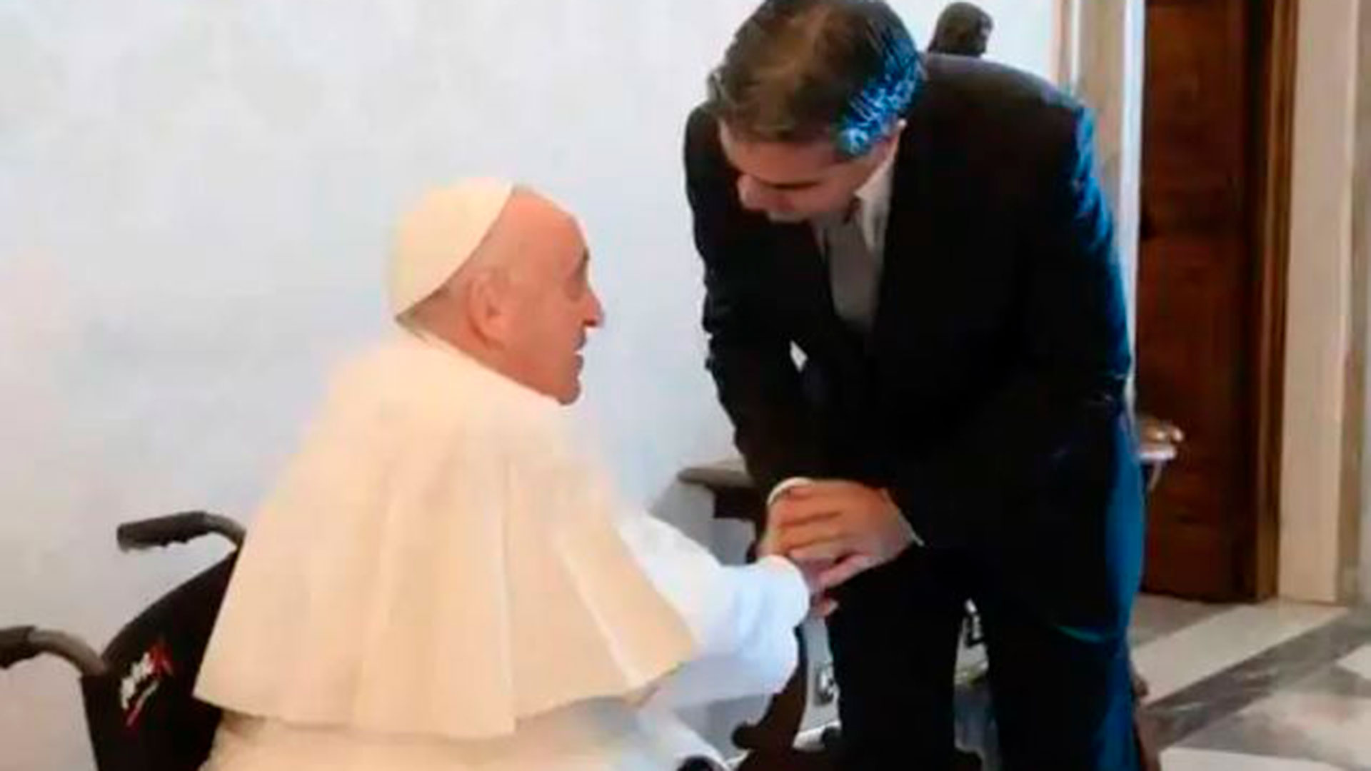 Jorge Capitanich, gobernador de la provincia de Chaco, saluda al papa Francisco durante su visita en el Vaticano. 