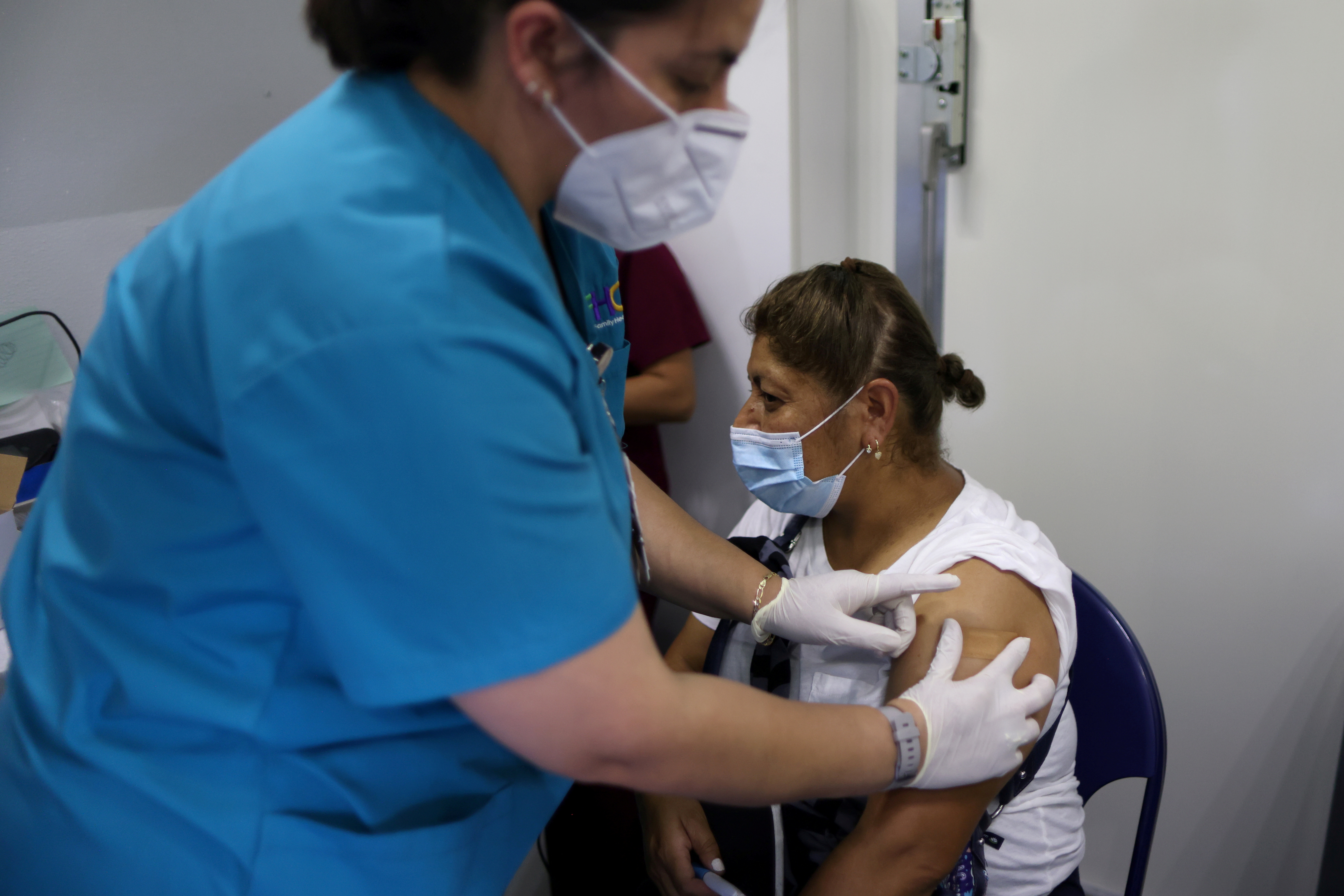 Una mujer recibe una dosis de la vacuna en California (Foto: Reuters)
