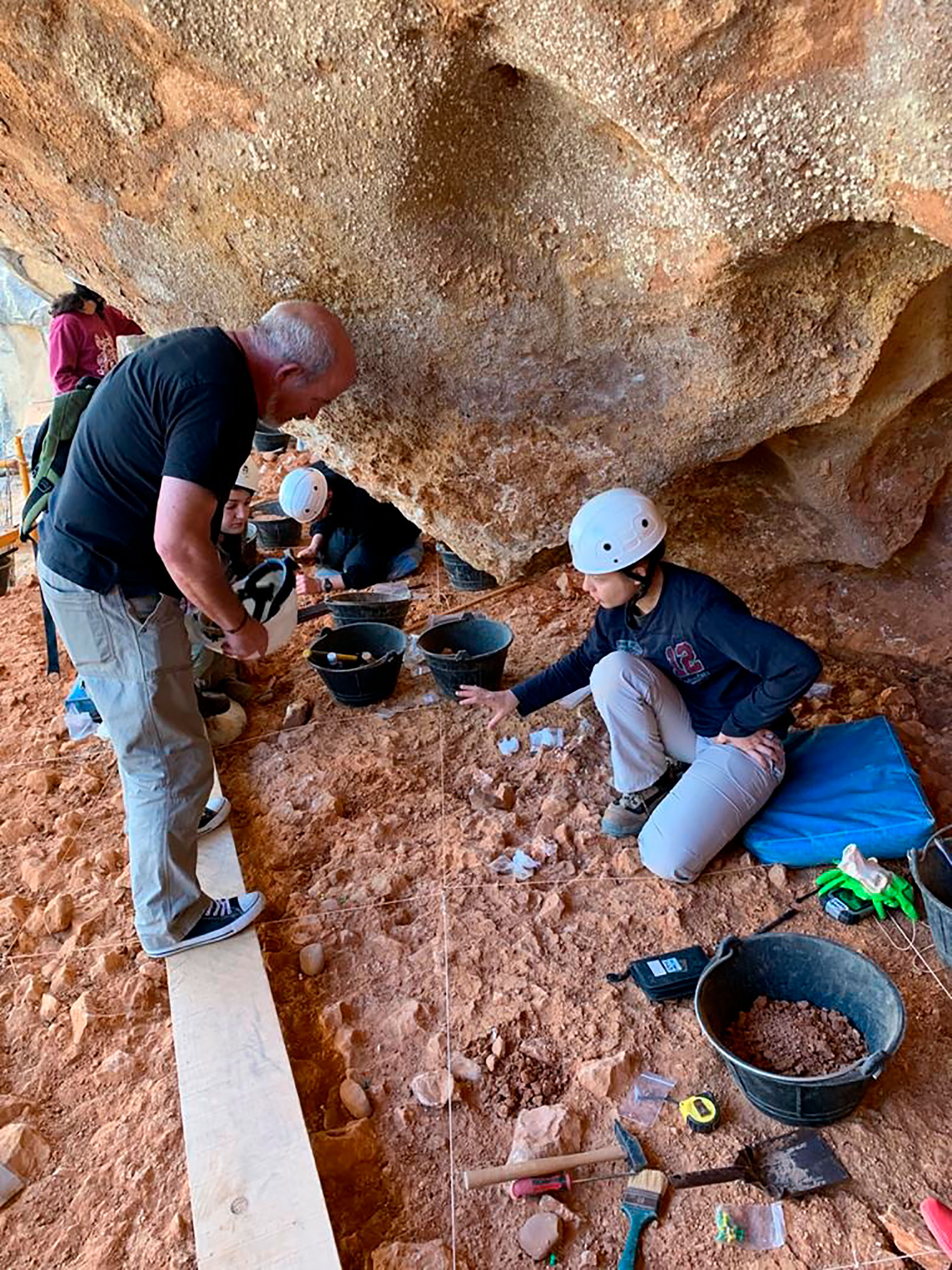 El hallazgo se produjo a tan solo dos metros de profundidad con relación a los restos de mandíbula que fueron recuperados en 2007, que está datada en 1,1 y 1,3 millones de años. 
