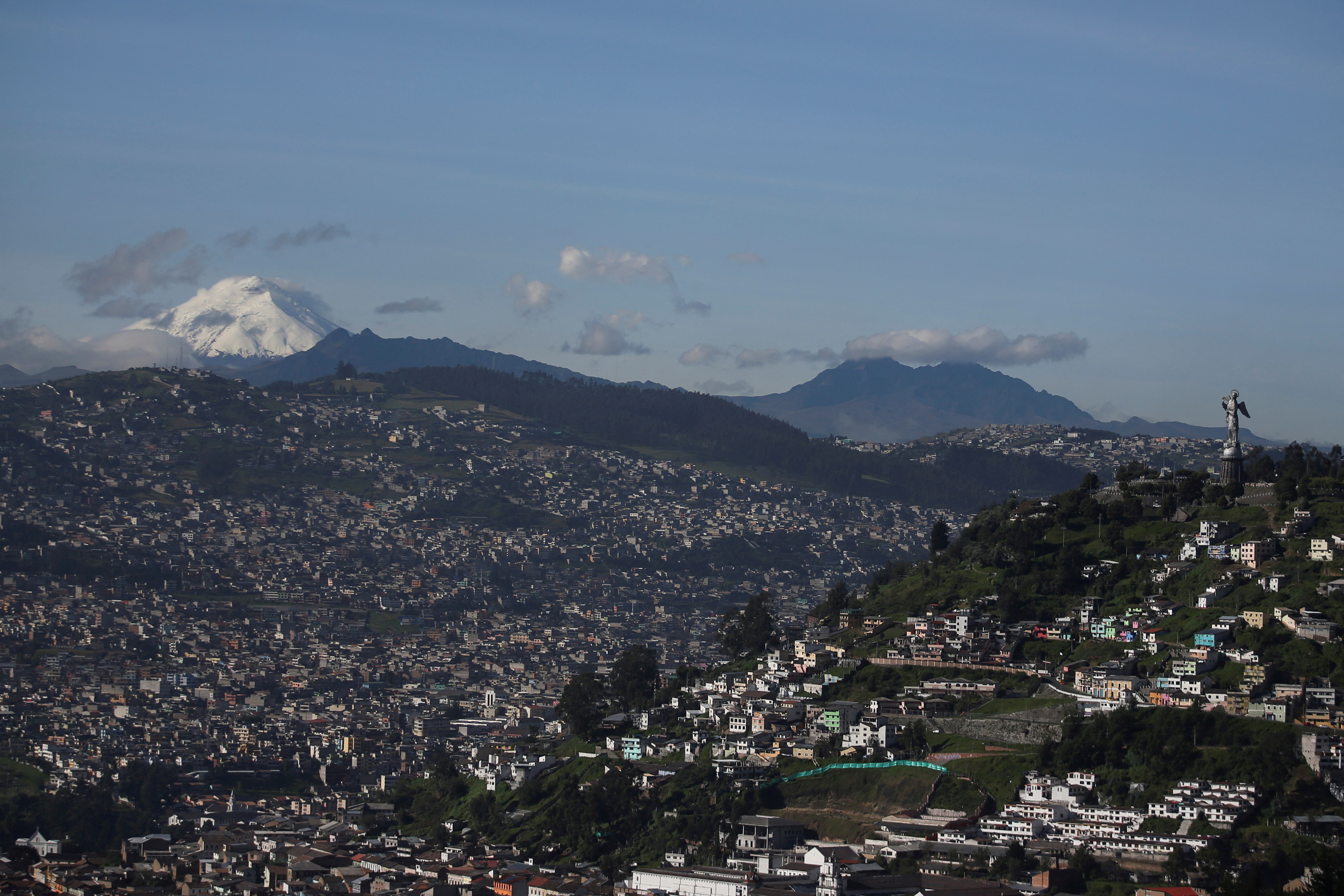La ceniza emitida por el volcán Cotopaxi ha alcanzado a varias poblaciones al sur de Quito desde su actual periodo eruptivo. (REUTERS/Luisa Gonzalez/File Photo)