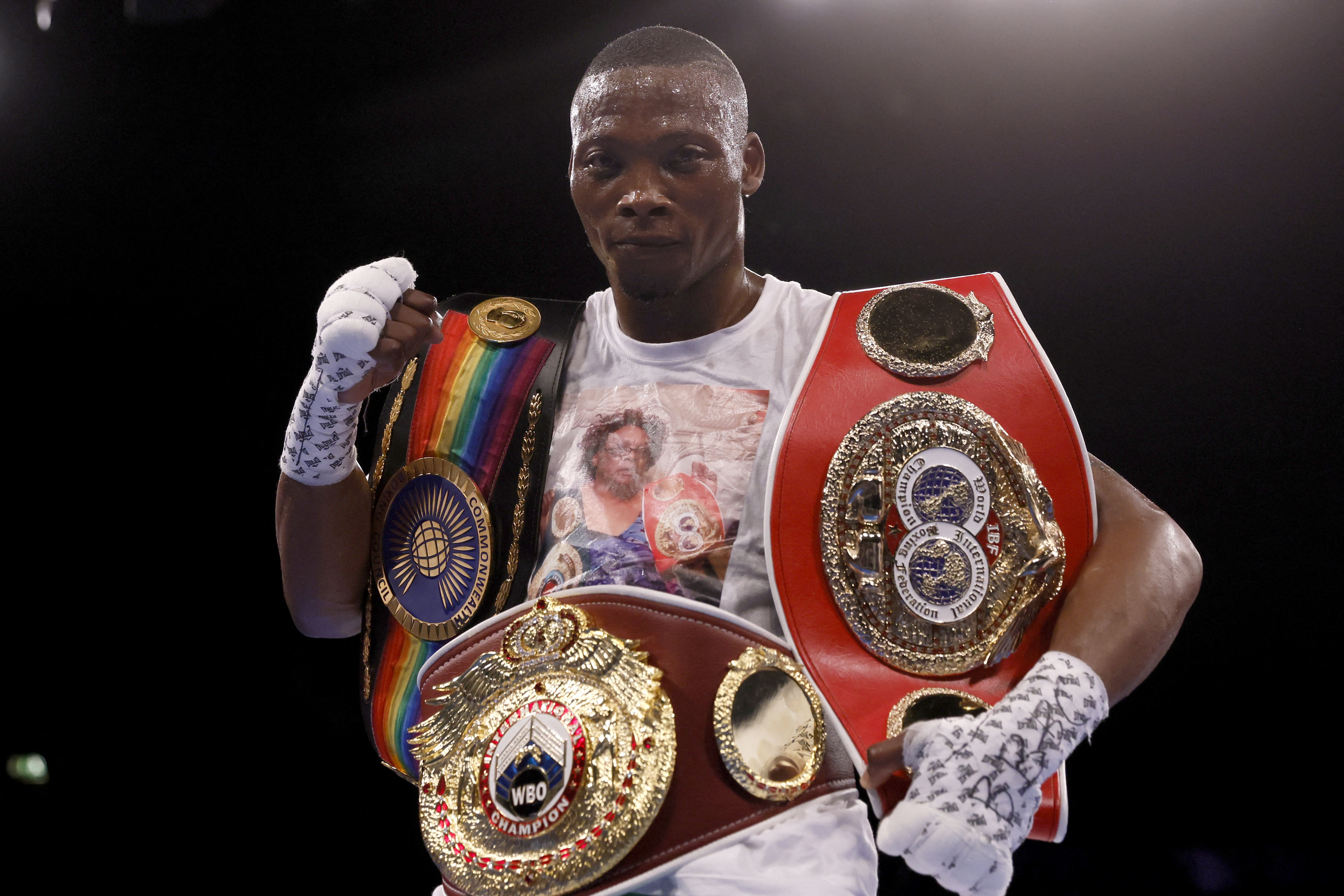 Conmoci&oacute;n mundial por el brutal asesinato del ex campe&oacute;n de boxeo Zolani Tete: lo emboscaron y lo atacaron a tiros en la puerta de su casa