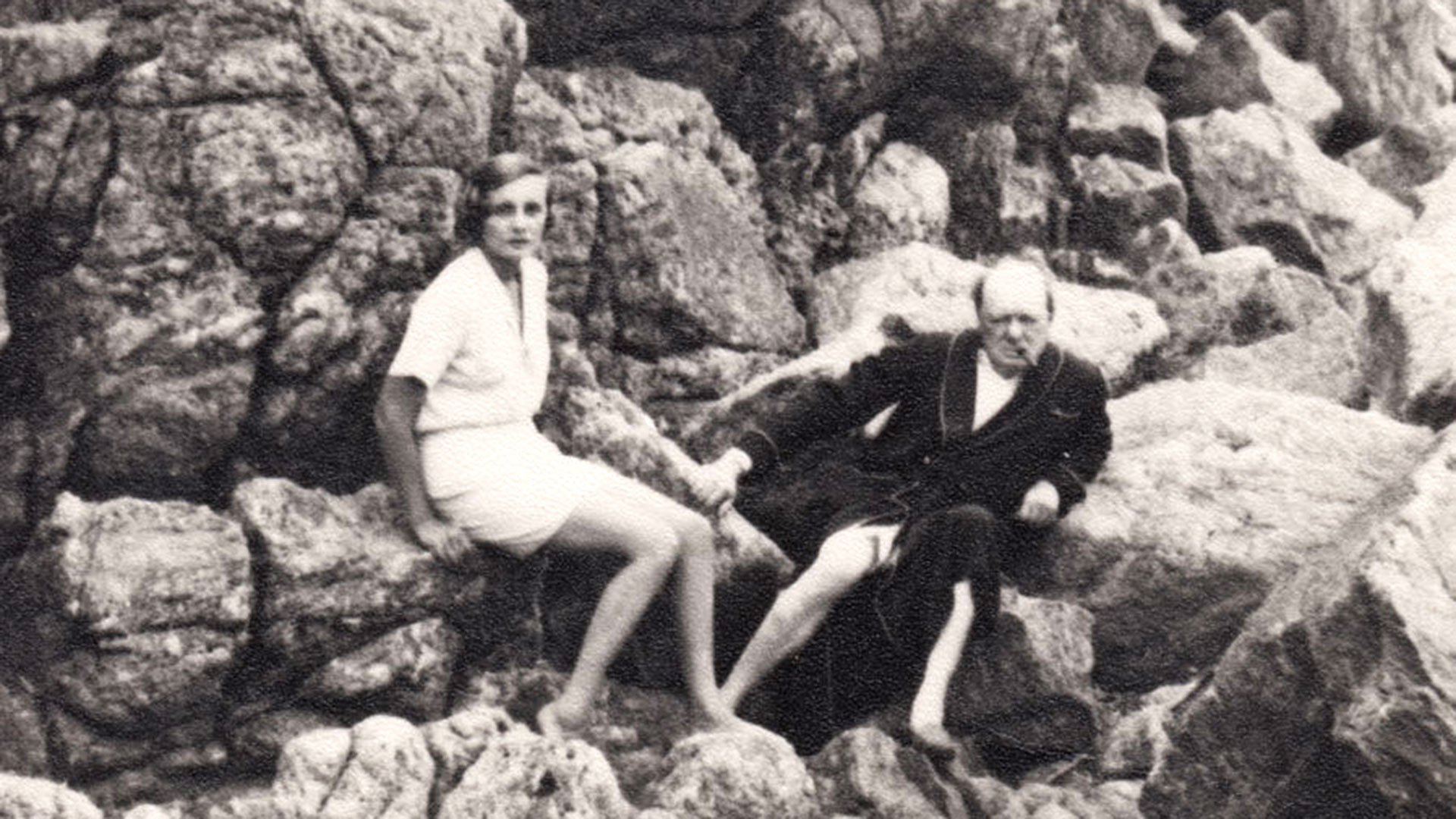 Doris Castleross y Winston Churchill, en una playa cercana al Chateau de L'Horizon, a medidos de los años 30