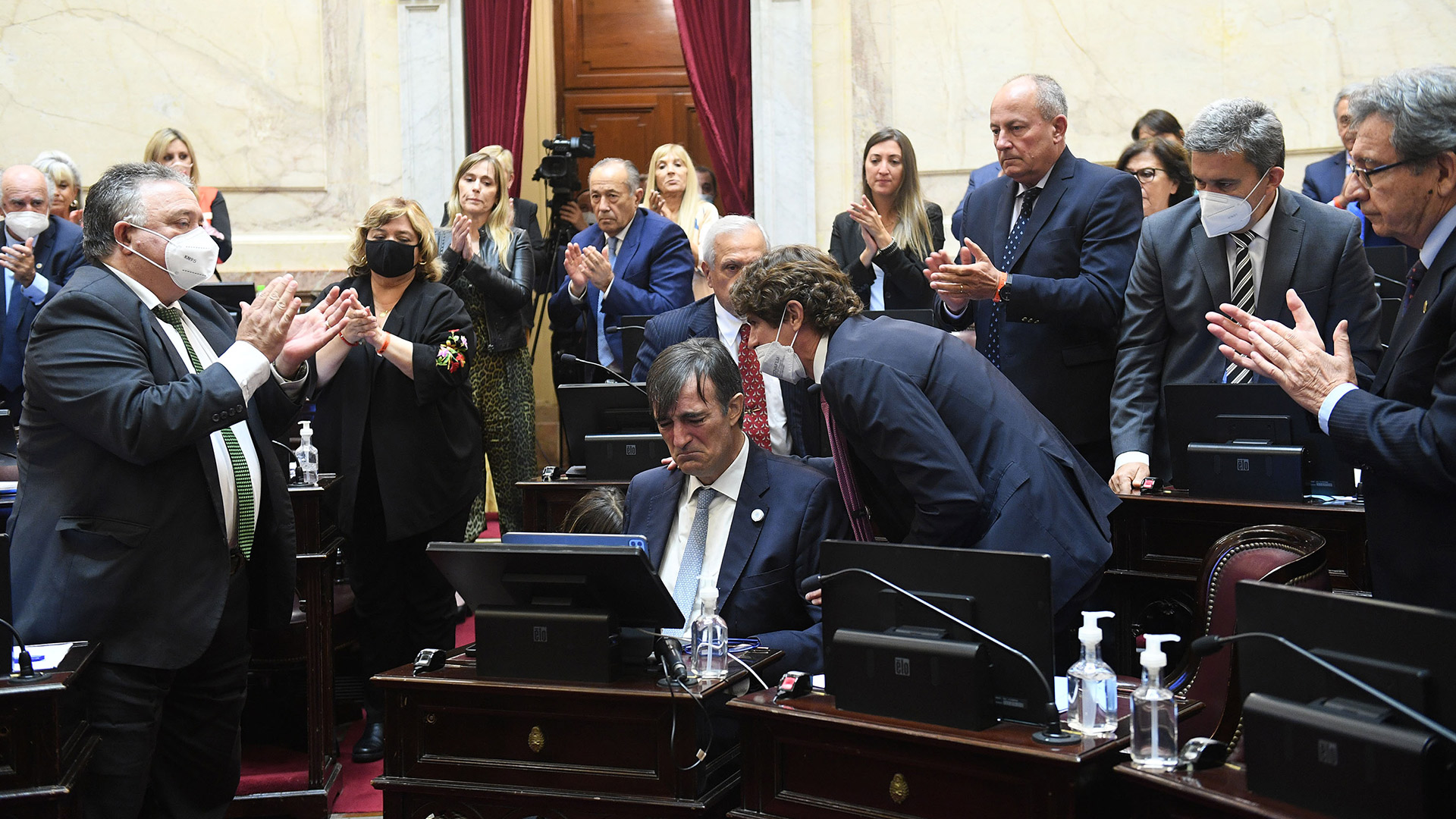 Oficialistas y opositores aplaudieron de pie el discurso de Esteban Bullrich para renunciar a su banca de senador
