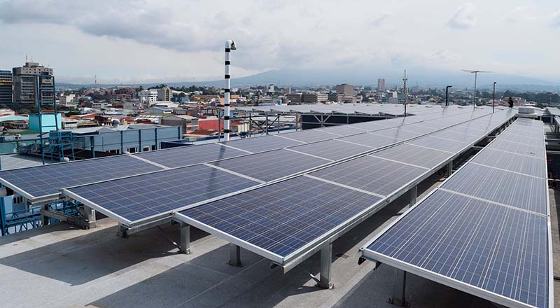 El Hospital Clínica Bíblica tiene 228 paneles fotovoltaicos para generar energía eléctrica. (Imagen: gentileza Salud sin Daño)
