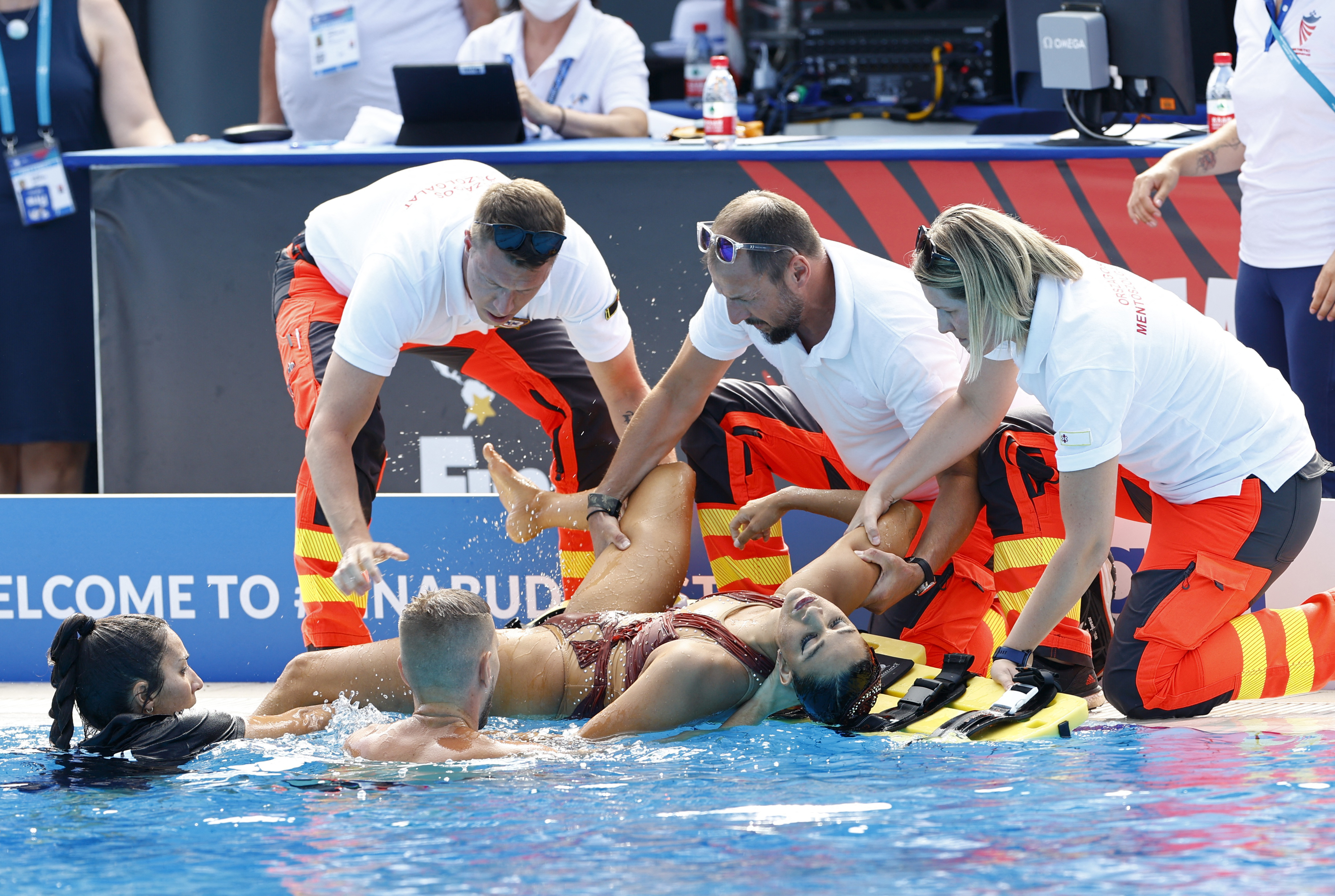 Álvarez llega al borde de la piscina, donde la esperó una camilla  (REUTERS/Lisa Leutner)