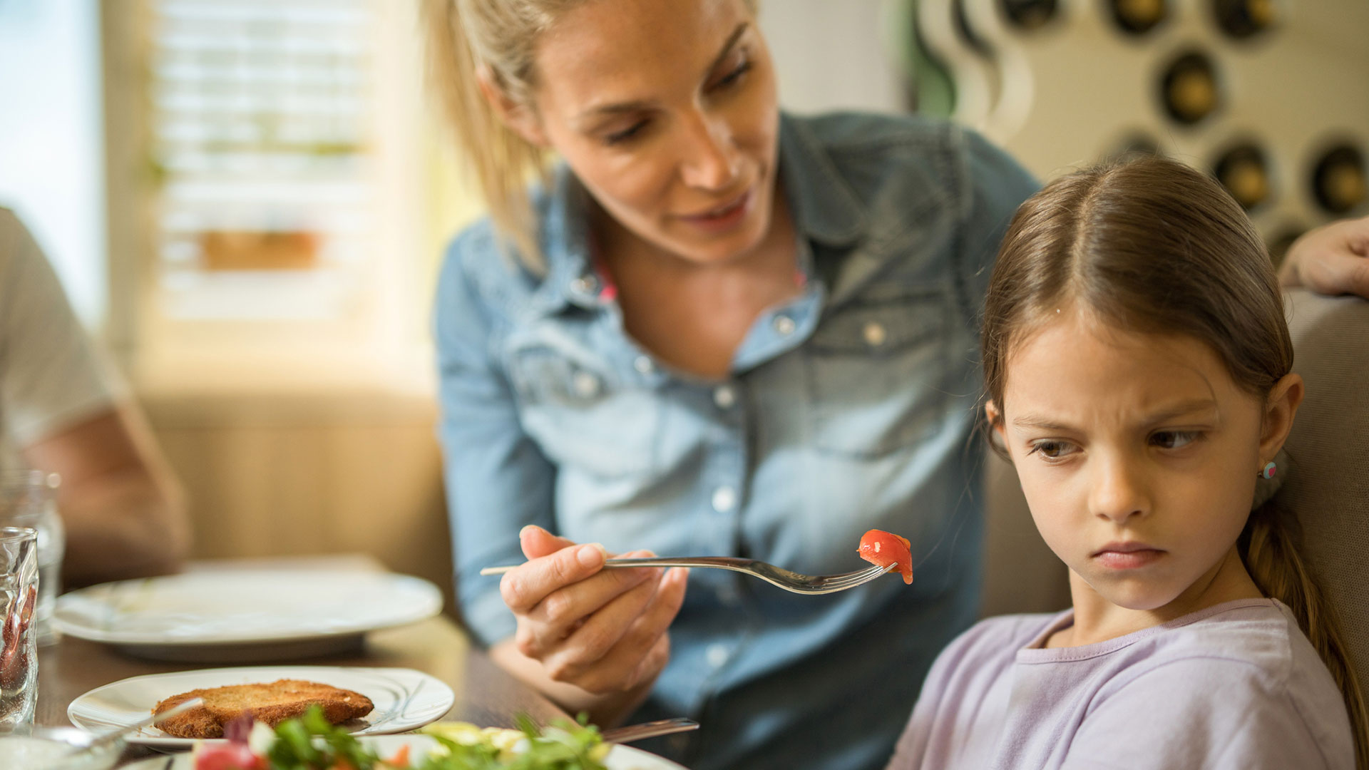 La depresión en niños puede provocar cambios en los patrones de alimentación, ya sea por aumento o disminución del apetito (Getty)