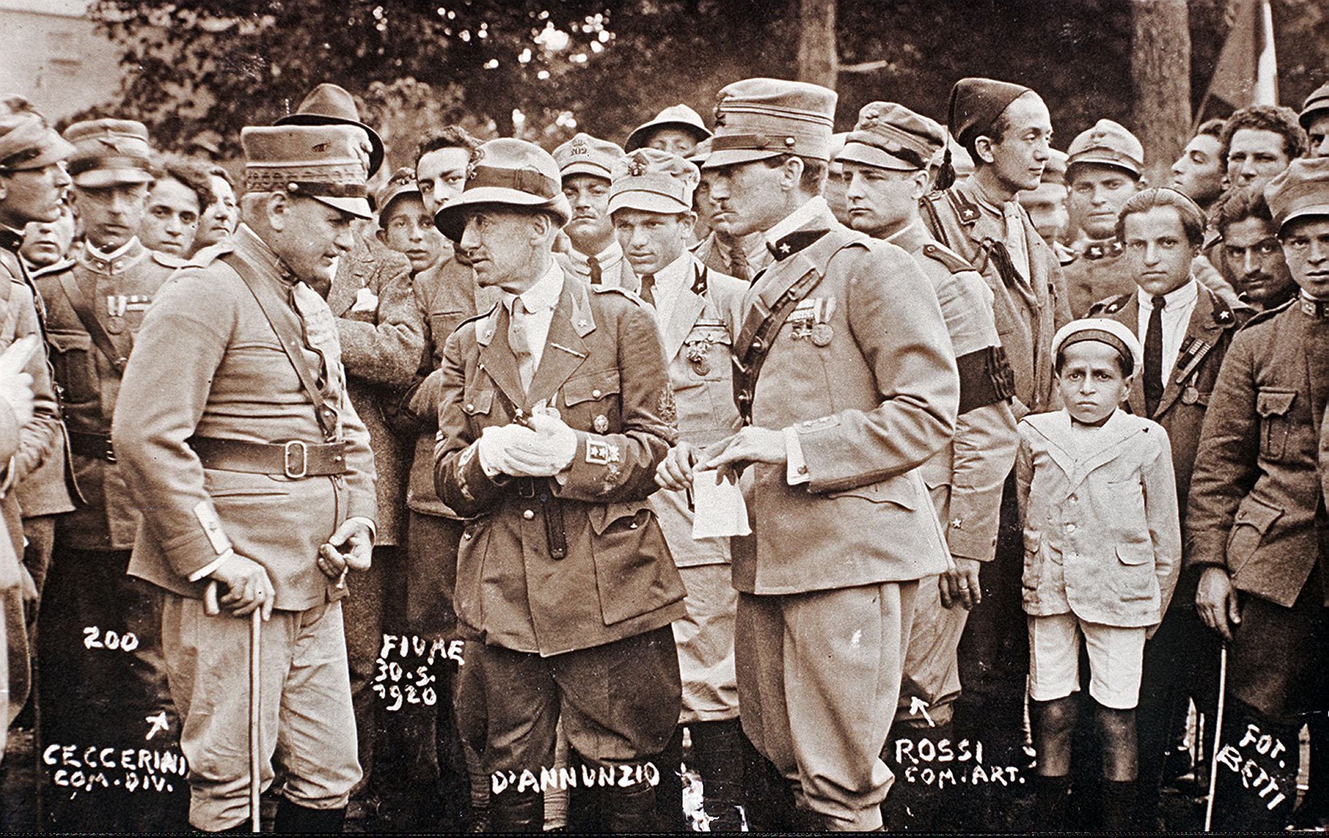 Gabriele D'Annunzio entre el comandante Ceccerini y el comandante Rossi en Fiume, ocho meses después de la anexión a Italia por iniciativa de la legión nacionalista de D'Annunzio, 30 de mayo de 1920 ( Fototeca Gilardi / Getty Images)