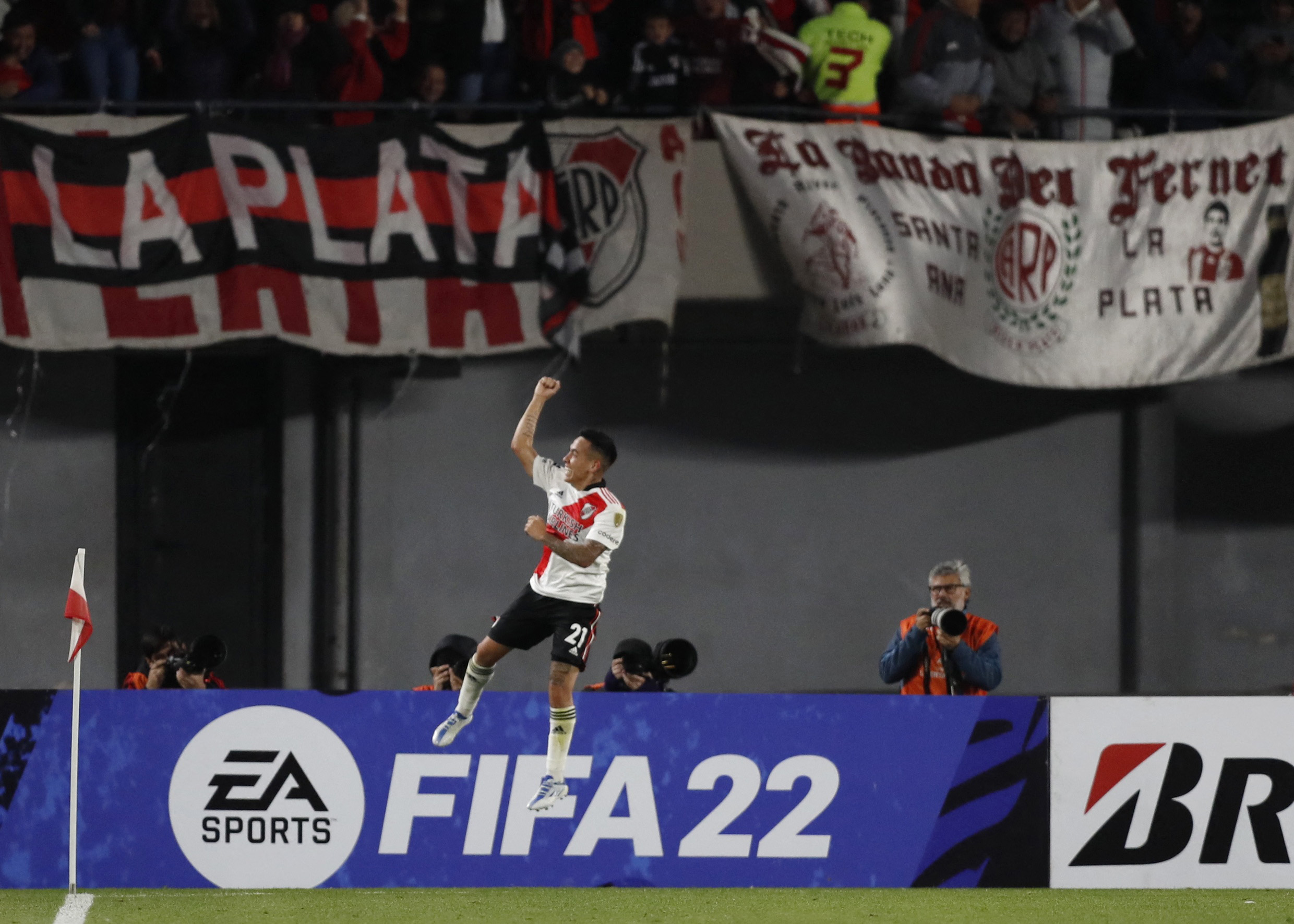 Salto y festejo de Barco, autor del último gol del partido (REUTERS/Agustin Marcarian)