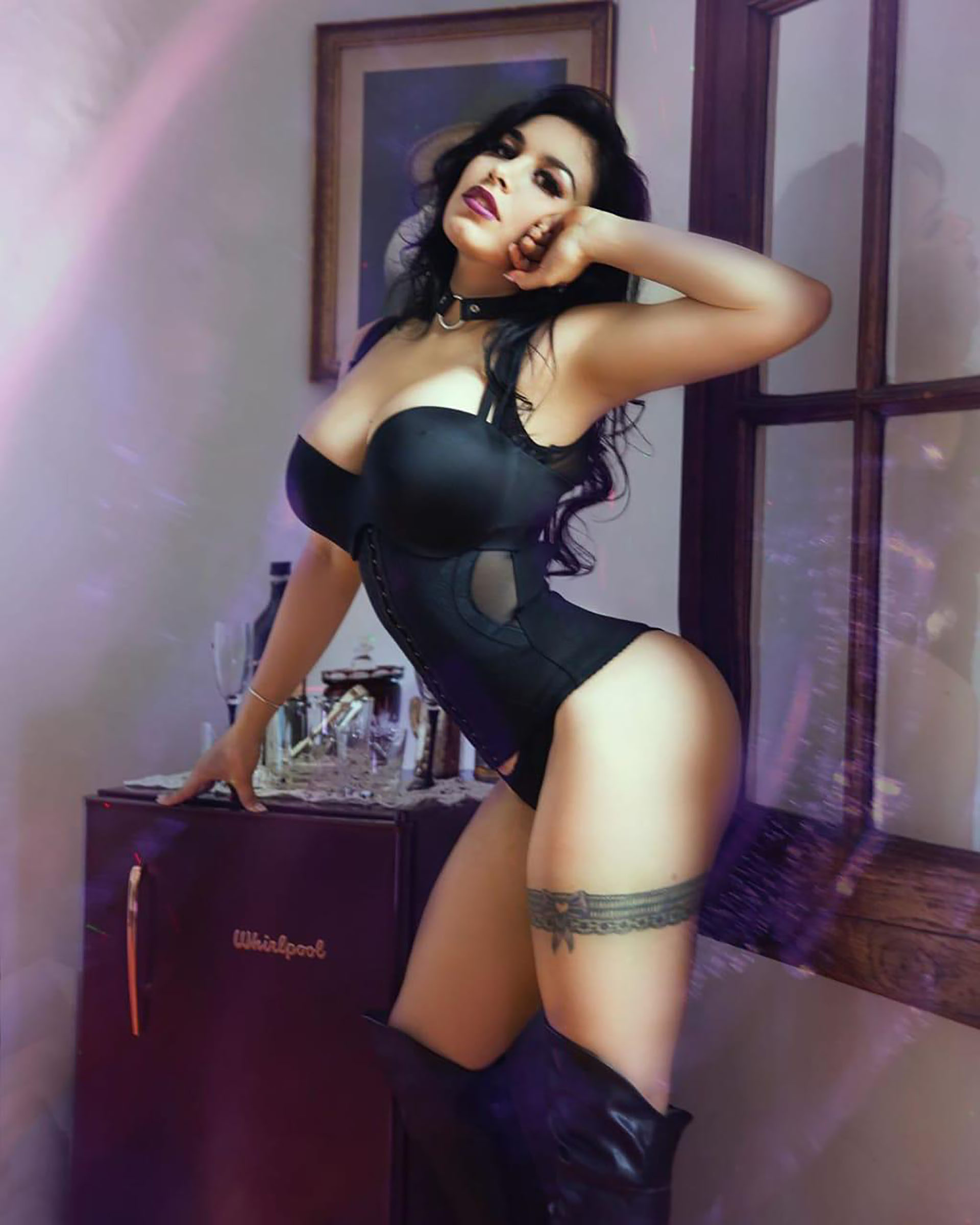 Jésica Fux tiene 33 años, es modelo erótica, medita a diario y vende sexo virtual